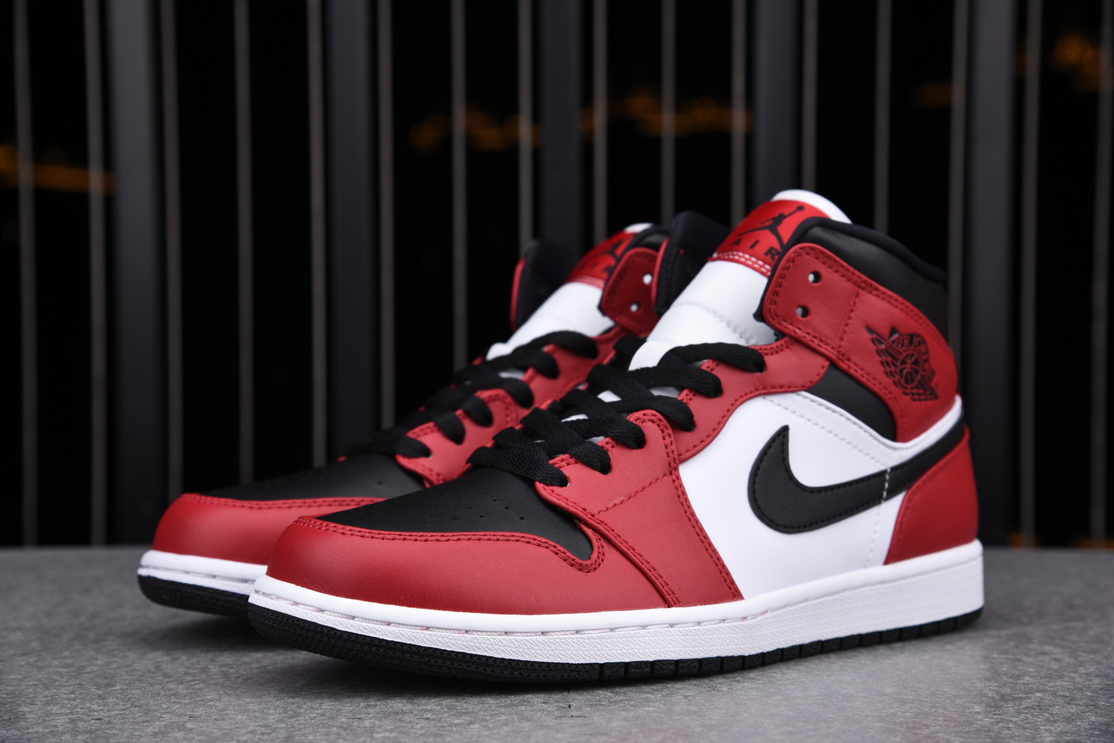 Jordan 1 Mid Chicago Toe
