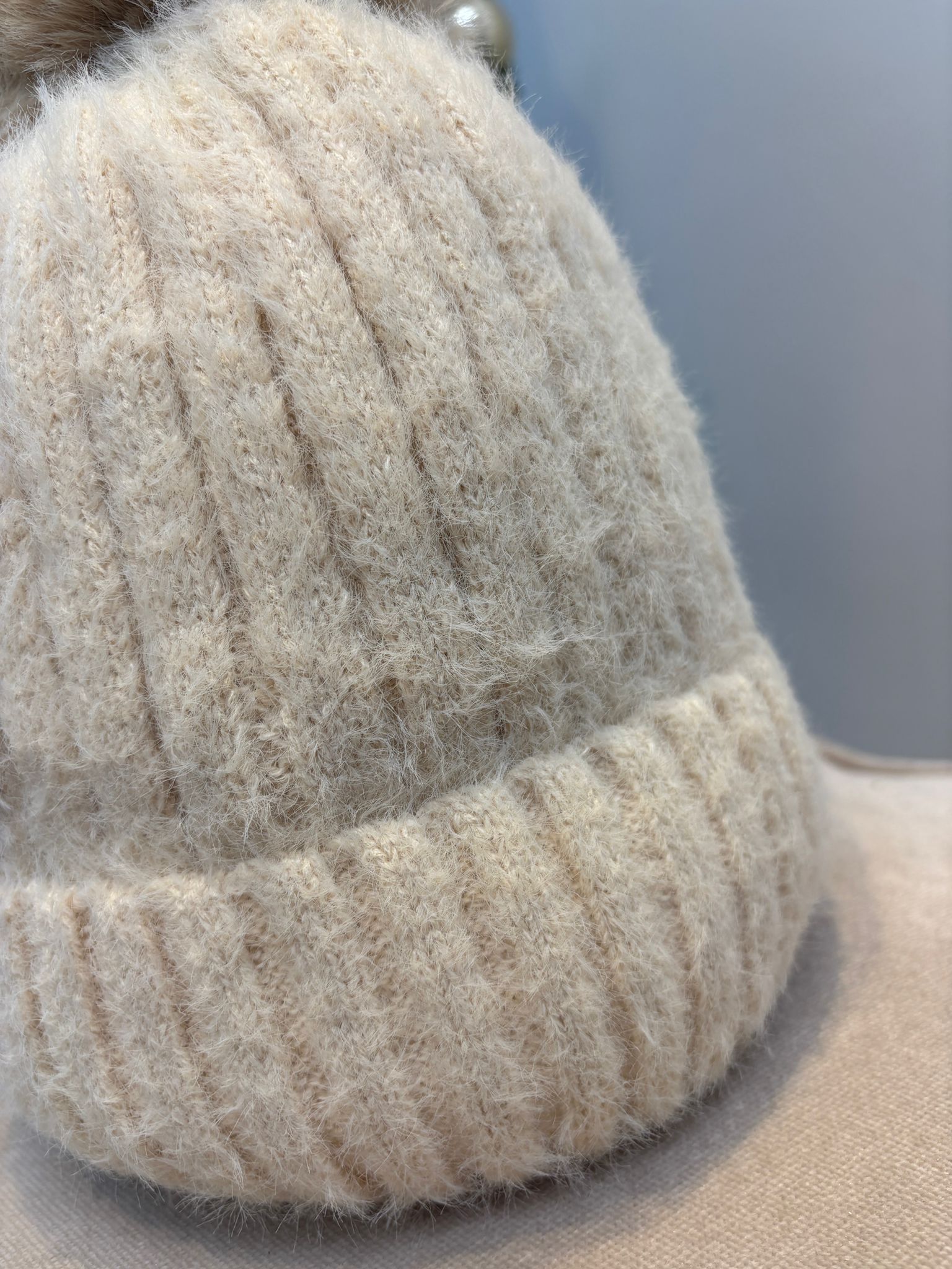 Muts Met Pom Beige