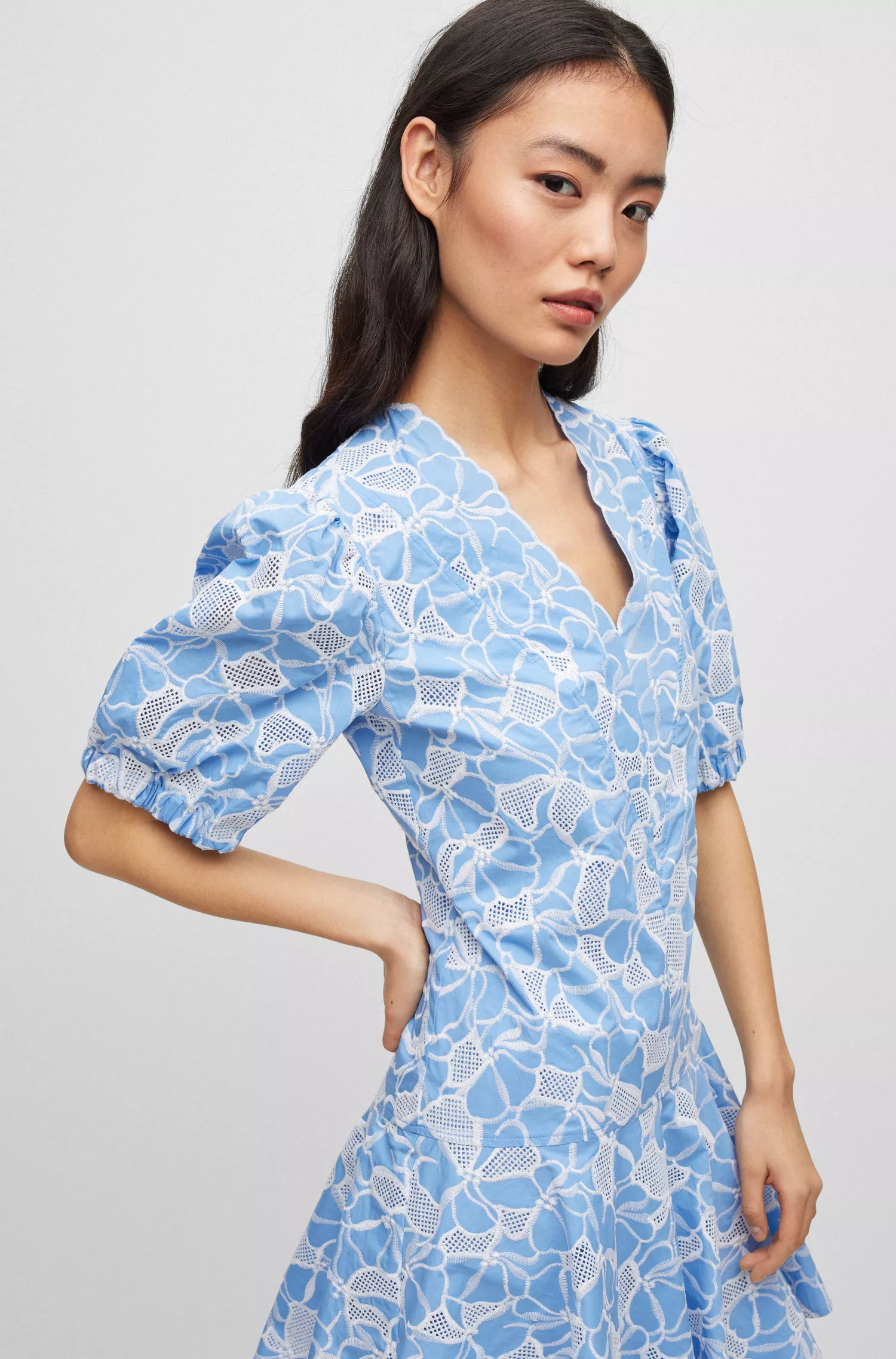 Vestido BOSS preto com borda recortada em renda de algodão puro.