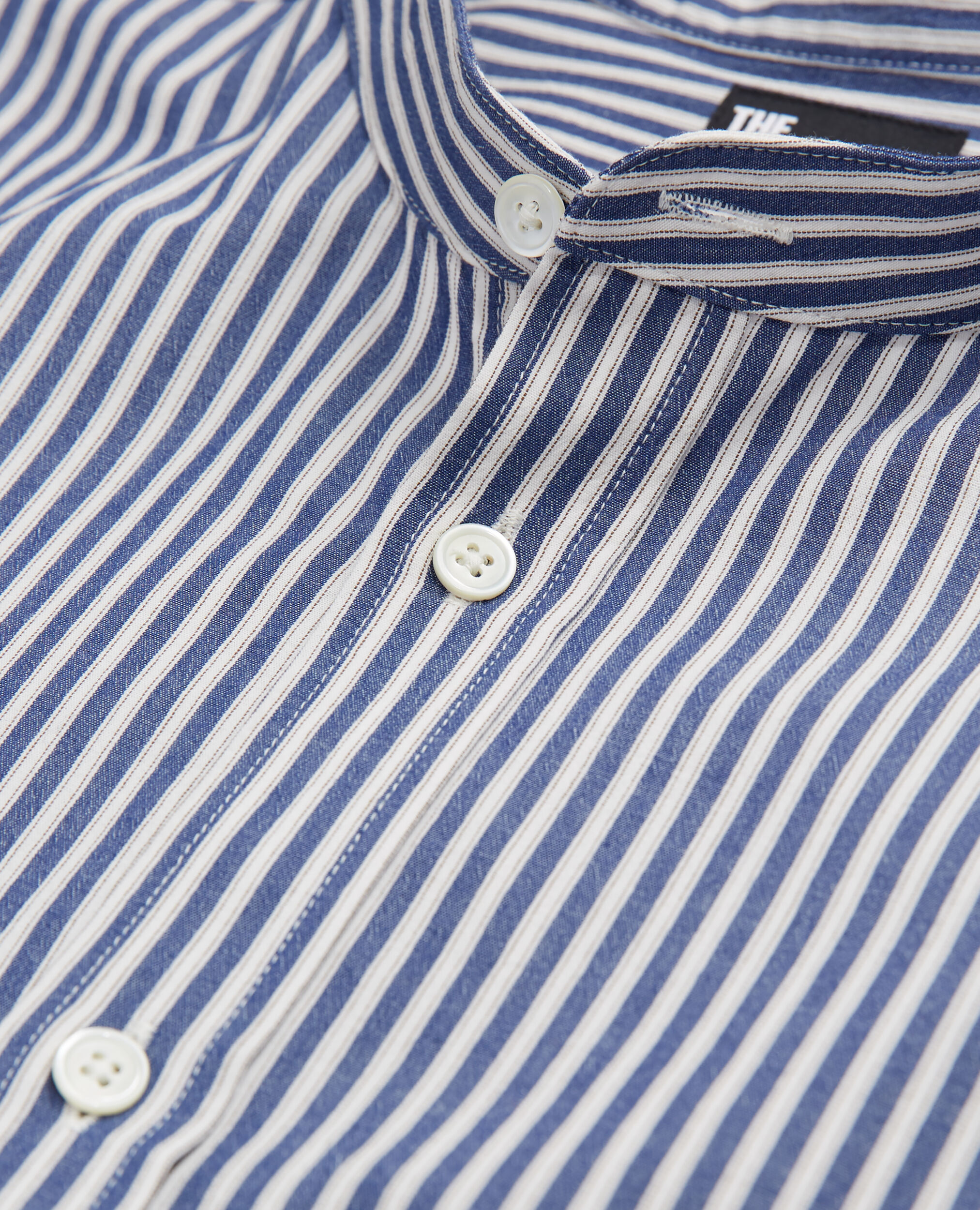 Chemise col officier à rayures bleues