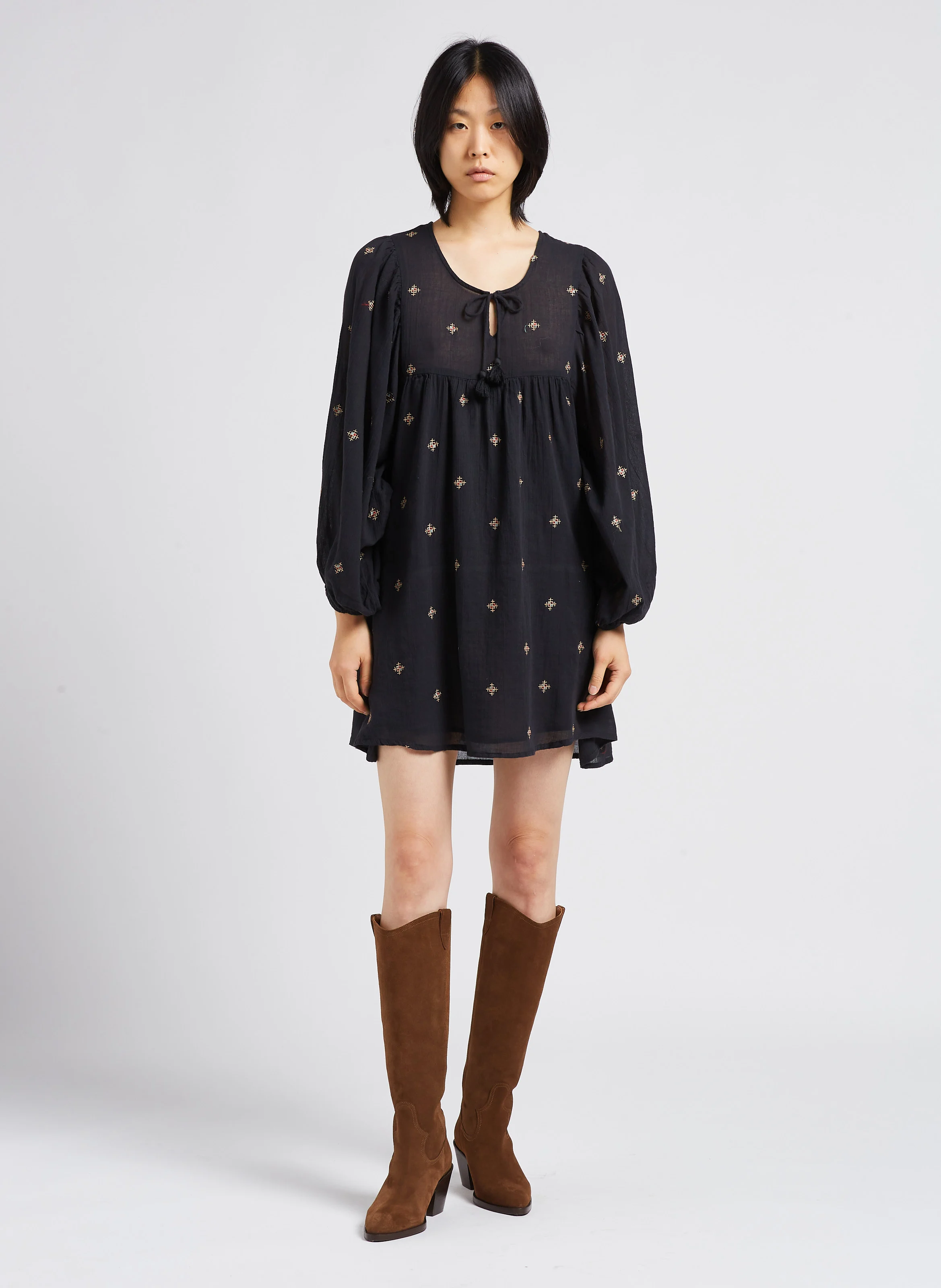 COLETTE - Robe courte col V à motifs brodés en coton | Noir
