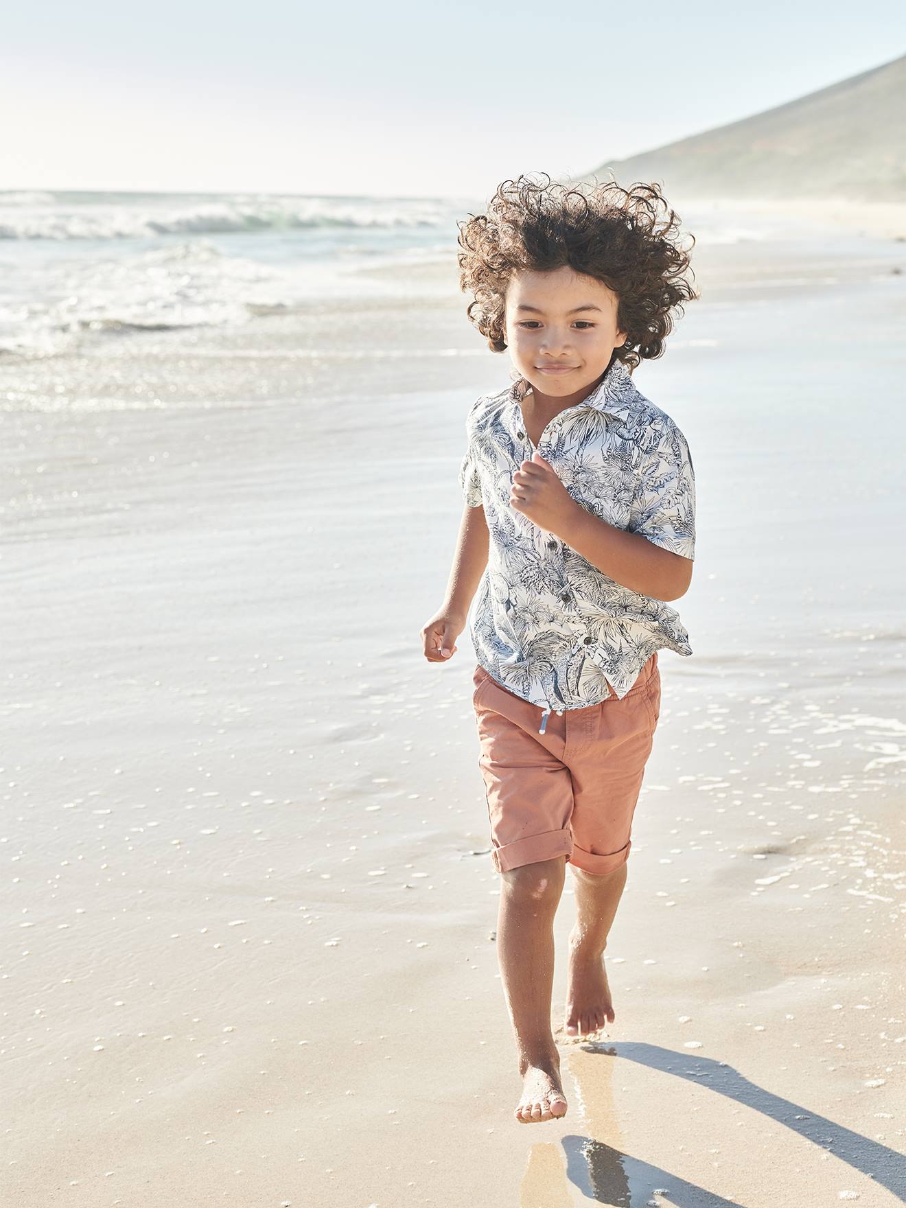 Bermuda infantil colorida, azul-escura lisa com estampas.