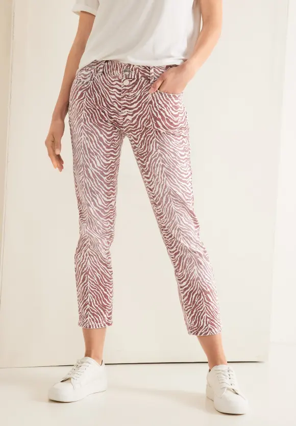 Casual Fit Printhose in 7/8 - foxy red aop wash