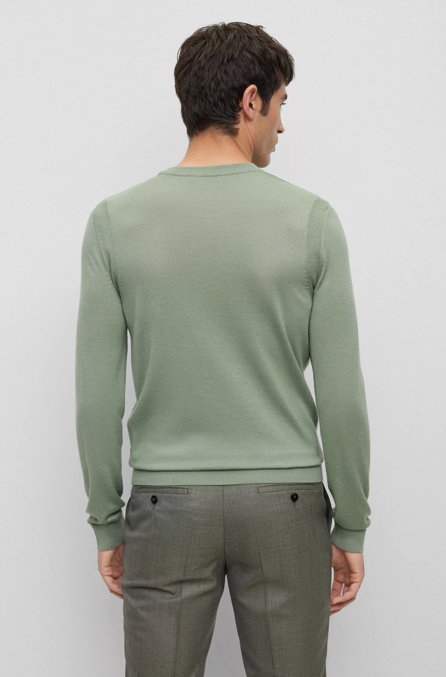 Suéter BOSS cor camelo, corte regular, em lã, seda e cashmere.