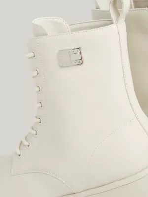 Botas de cano médio robustas em couro com travas