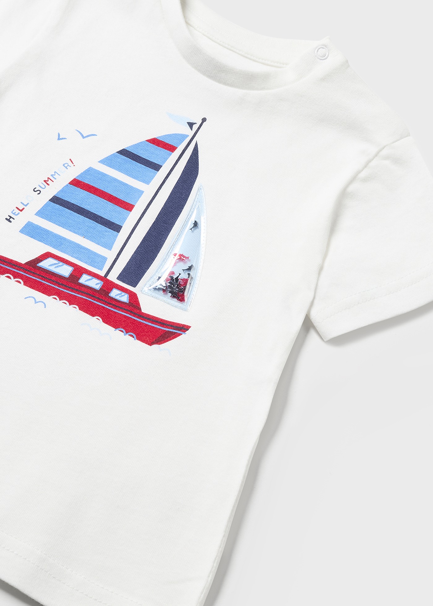 Camiseta infantil de manga curta com estampa interativa.