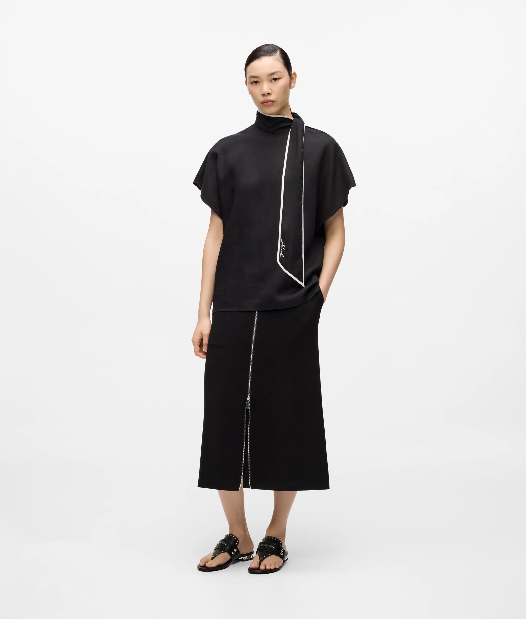 Blouse van linnenmix in productie