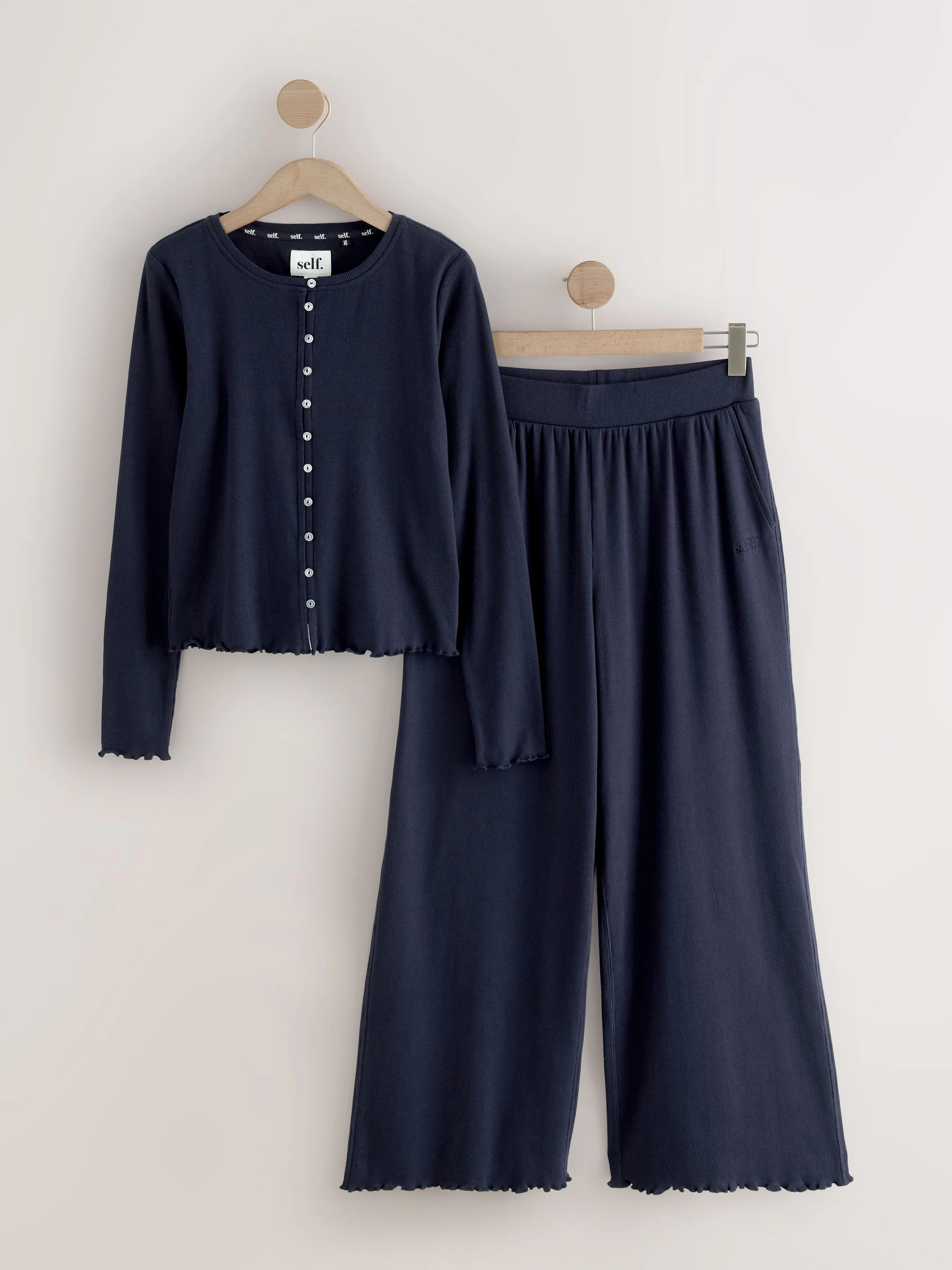 Marineblauw - self. Geribbelde pyjama met knopen