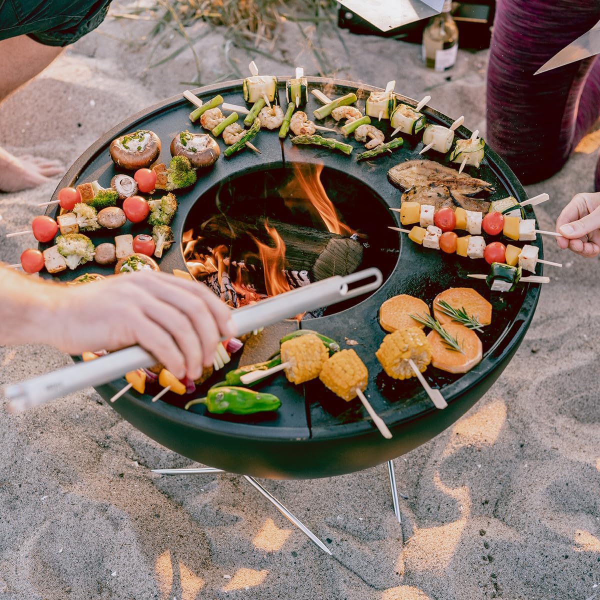 höfats - Bowl 57 Plancha Set tief - raucharme Verbrennung - Feuerstelle und Plancha Grill - kippbarer Feuerkorb inkl. 2 Plancha Grillplatten - Stahl emailliert – schwarz, Ø 57 cm