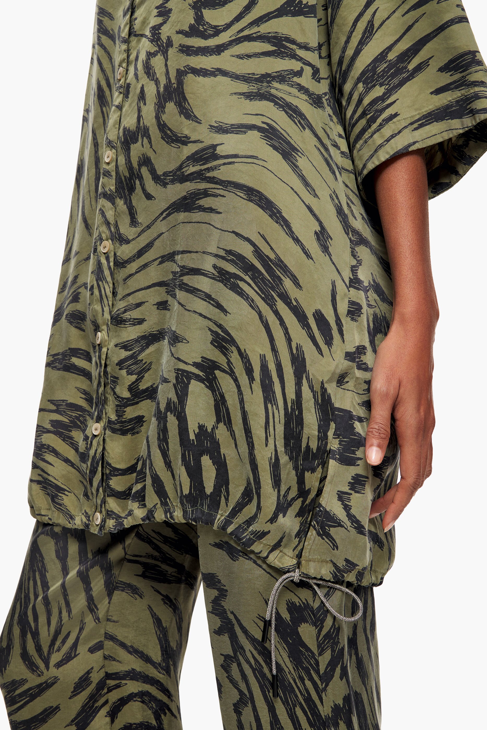 Camisa oversized cáqui com estampa de asas de borboleta