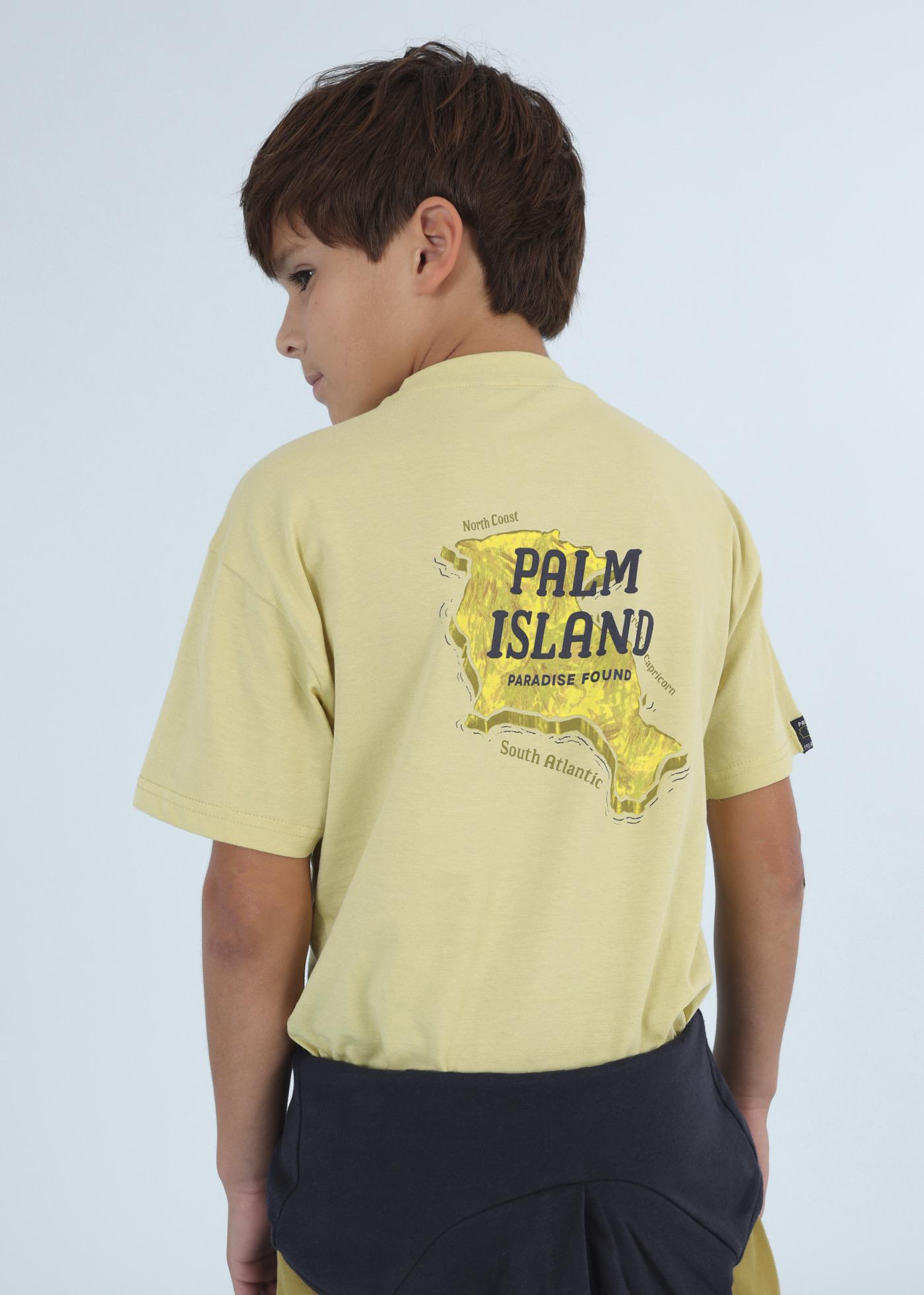 Camiseta infantil com estampa sustentável em algodão.