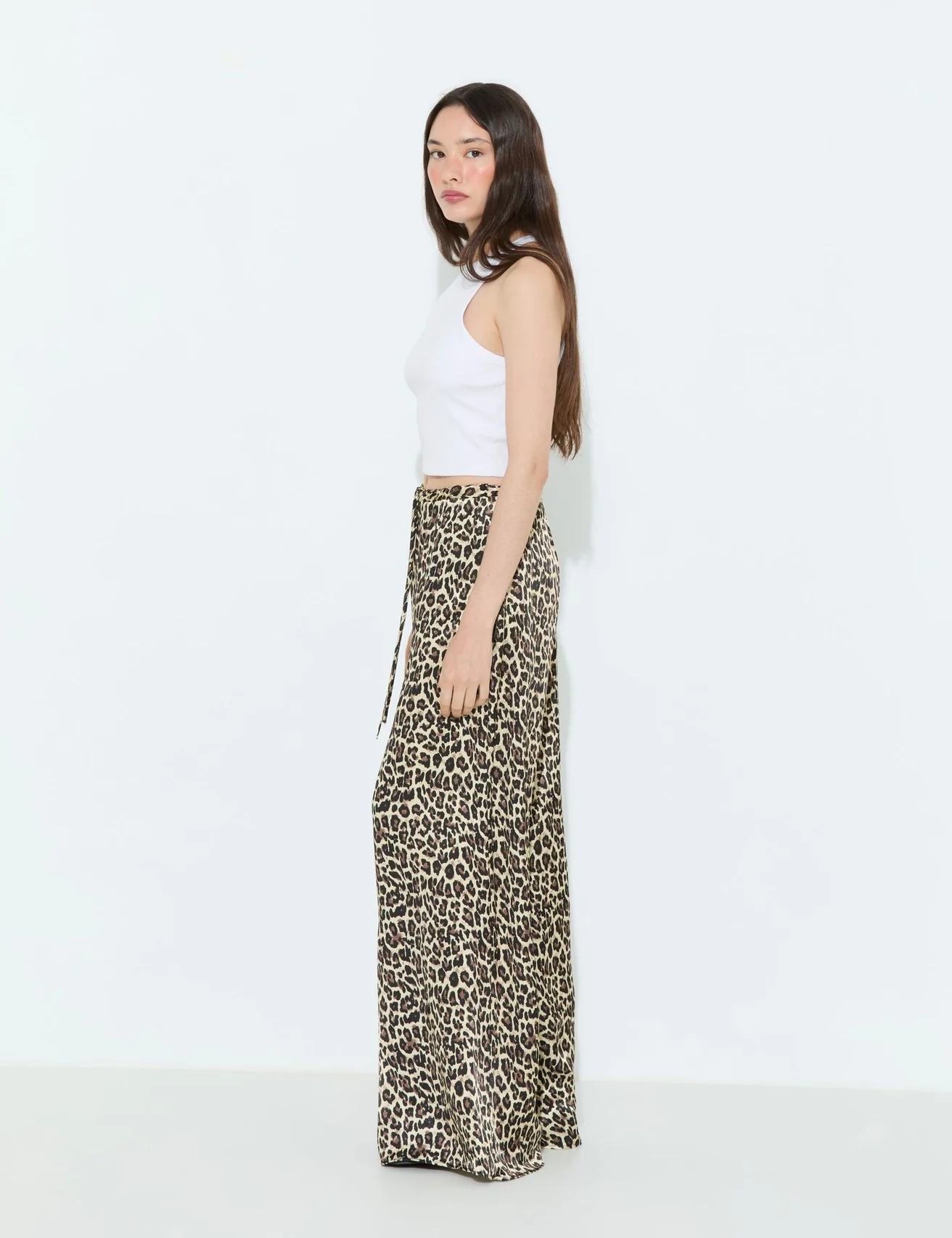 Pantalon fluide à motif beige foncé