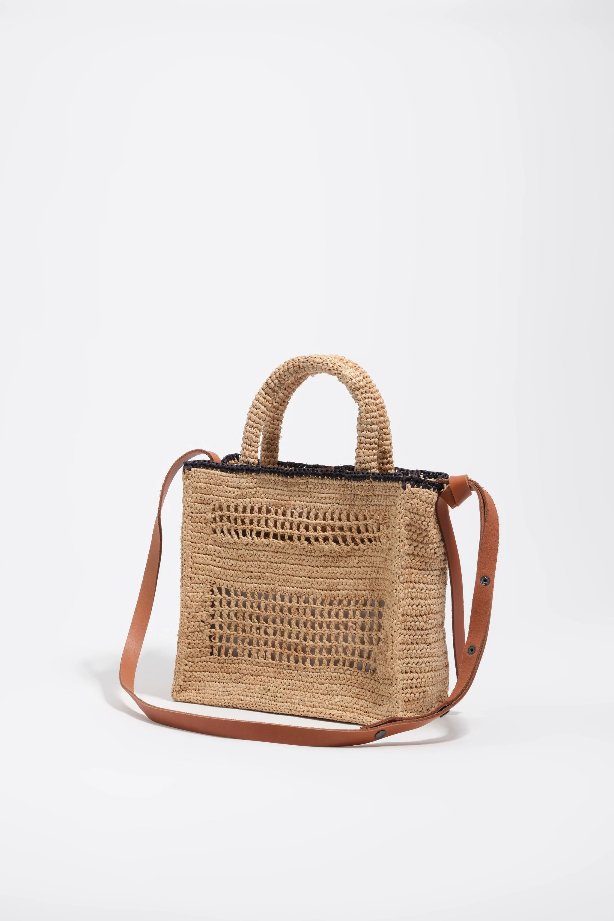 Bolsa transversal média em ráfia natural