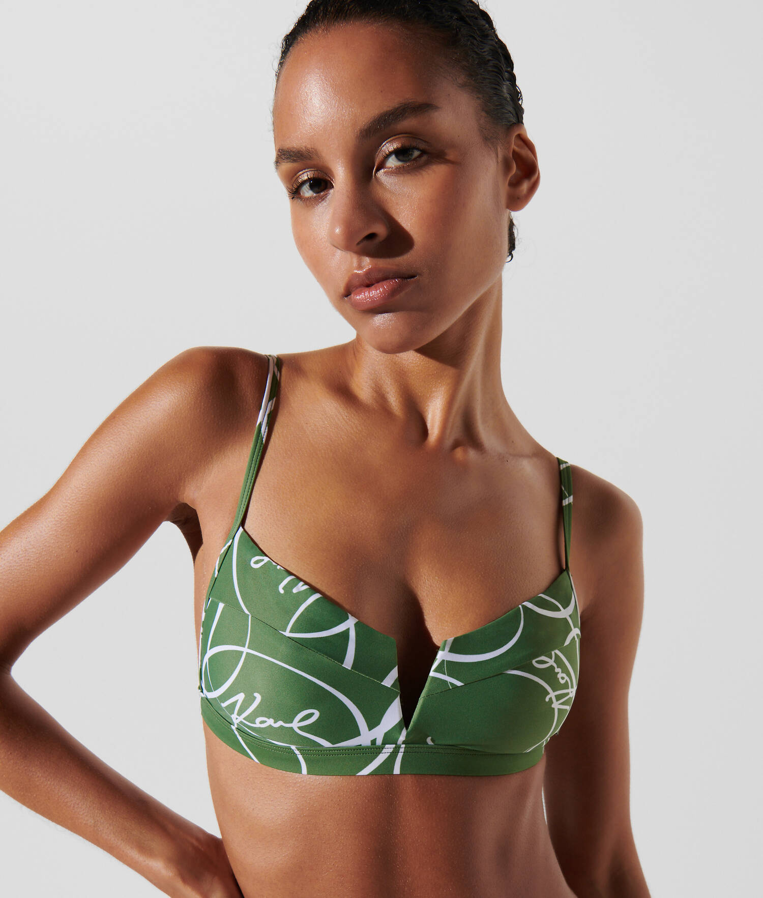 HAUT DE BIKINI AVEC SÉPARATEUR EN V ET IMPRIMÉ CERCLES