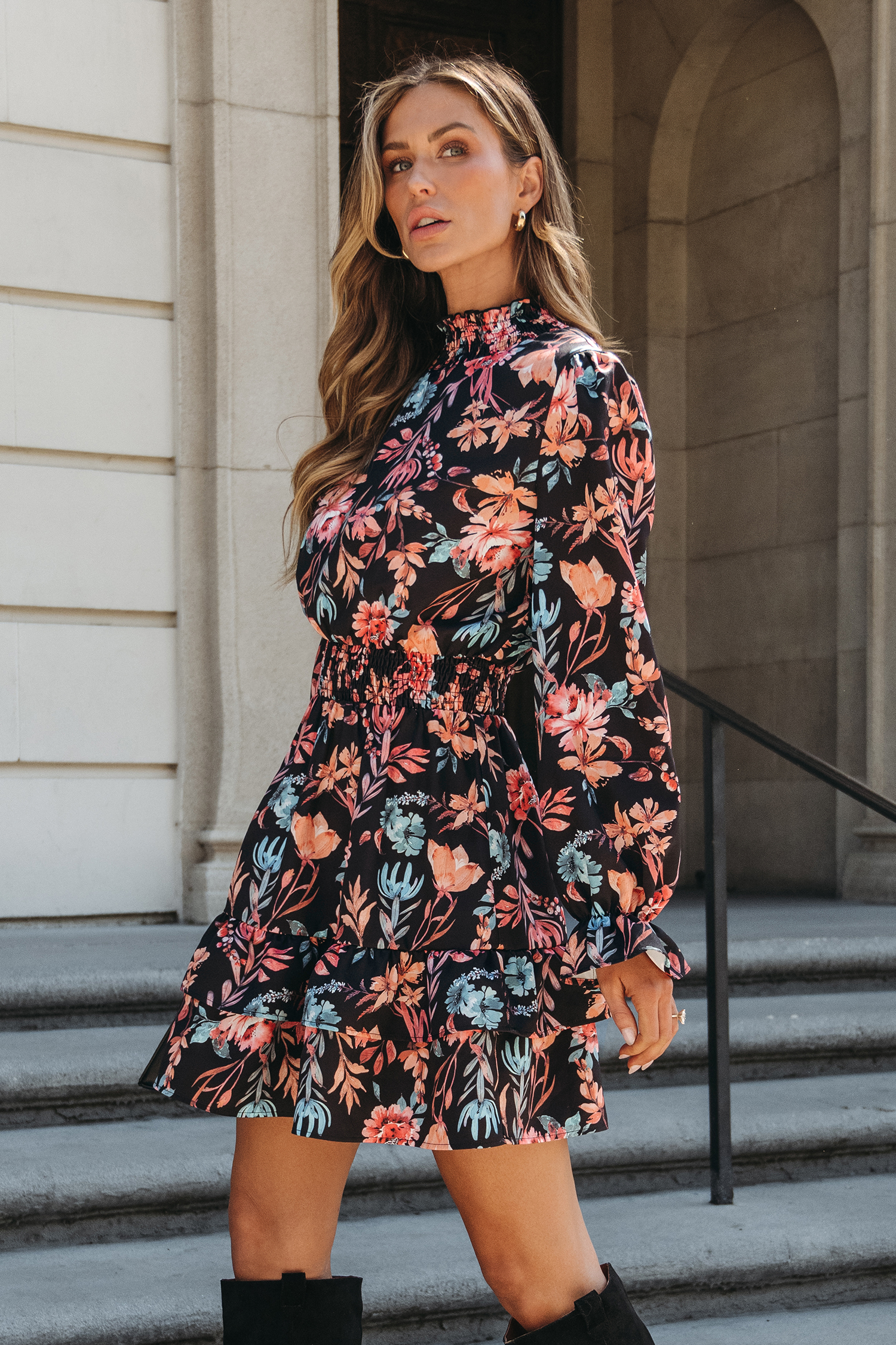 Robe à volants et smocks imprimée de fleurs