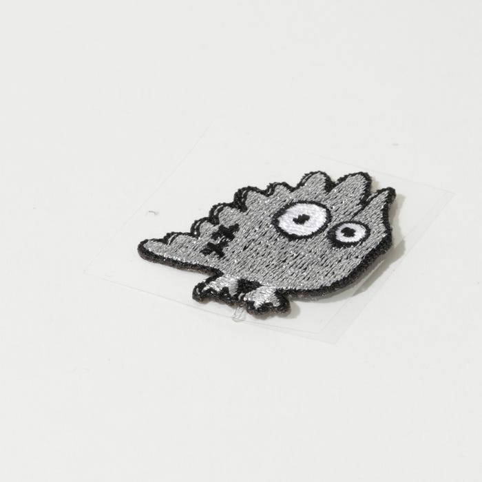Atelier Veritas-Patch met monstertje 3,5x3,5cm