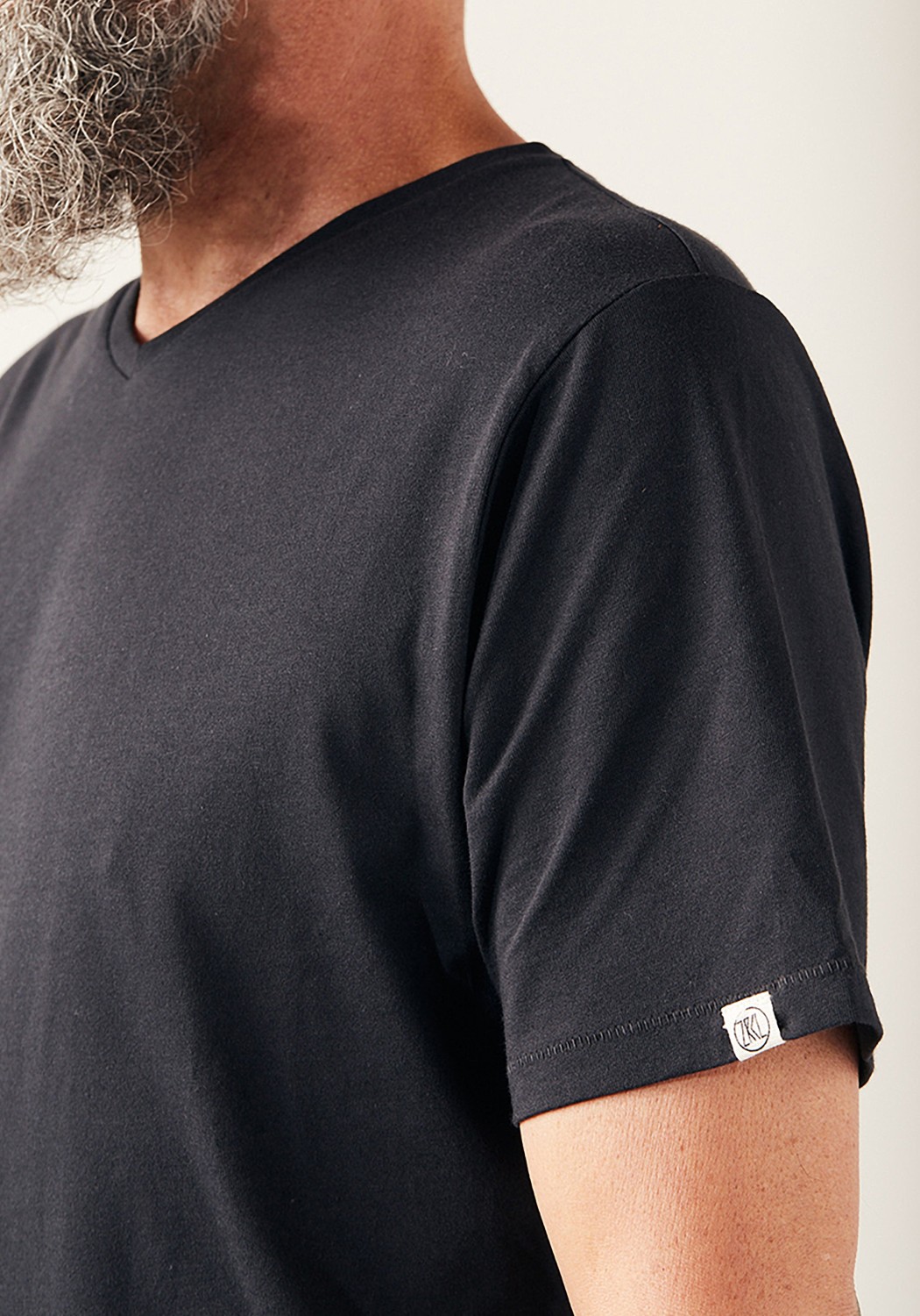 WE ARE ZRCL Herren V-Neck T-Shirt Basic Black
