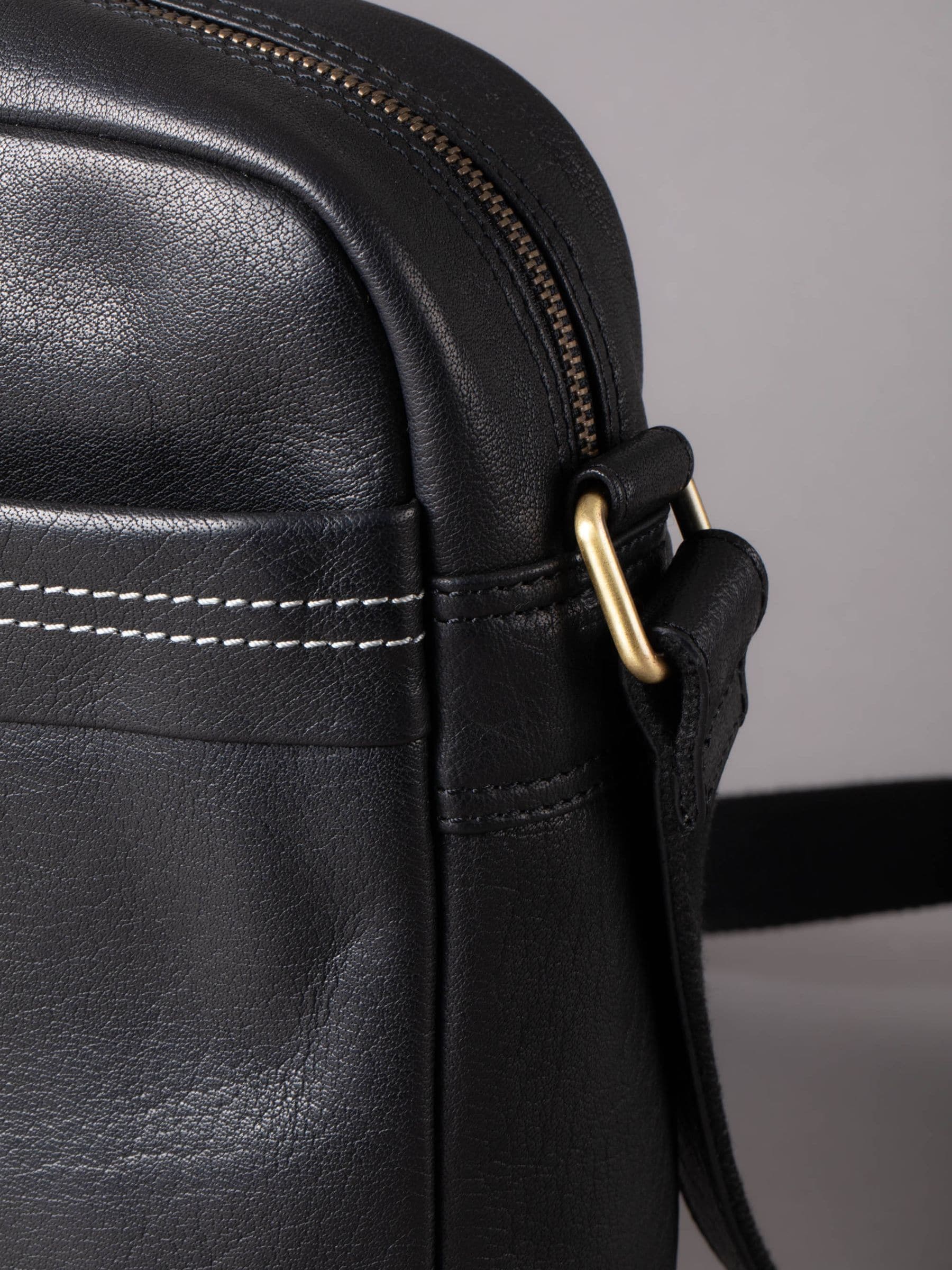 Zwart - Lakeland Leather kleine Keswick Messenger Bag