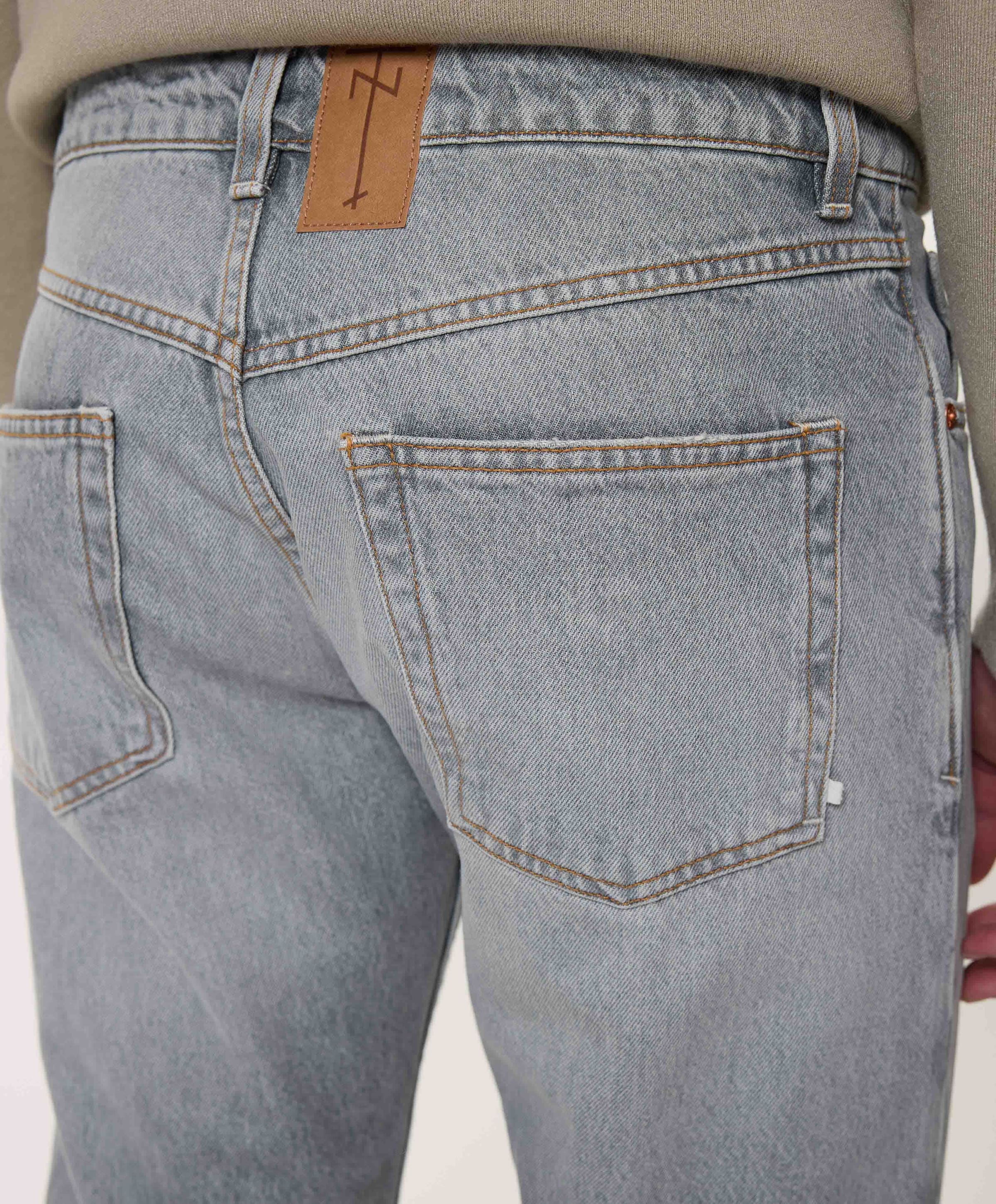 Tenue. Heren jeans grijs