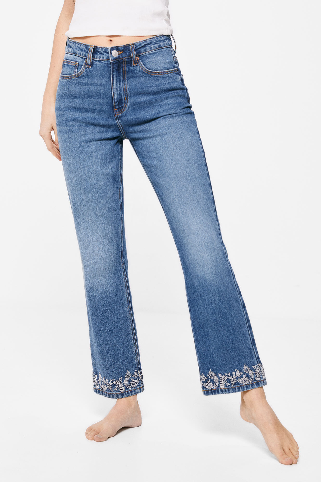 Calça jeans cropped reta com lavagem sustentável - Azul médio