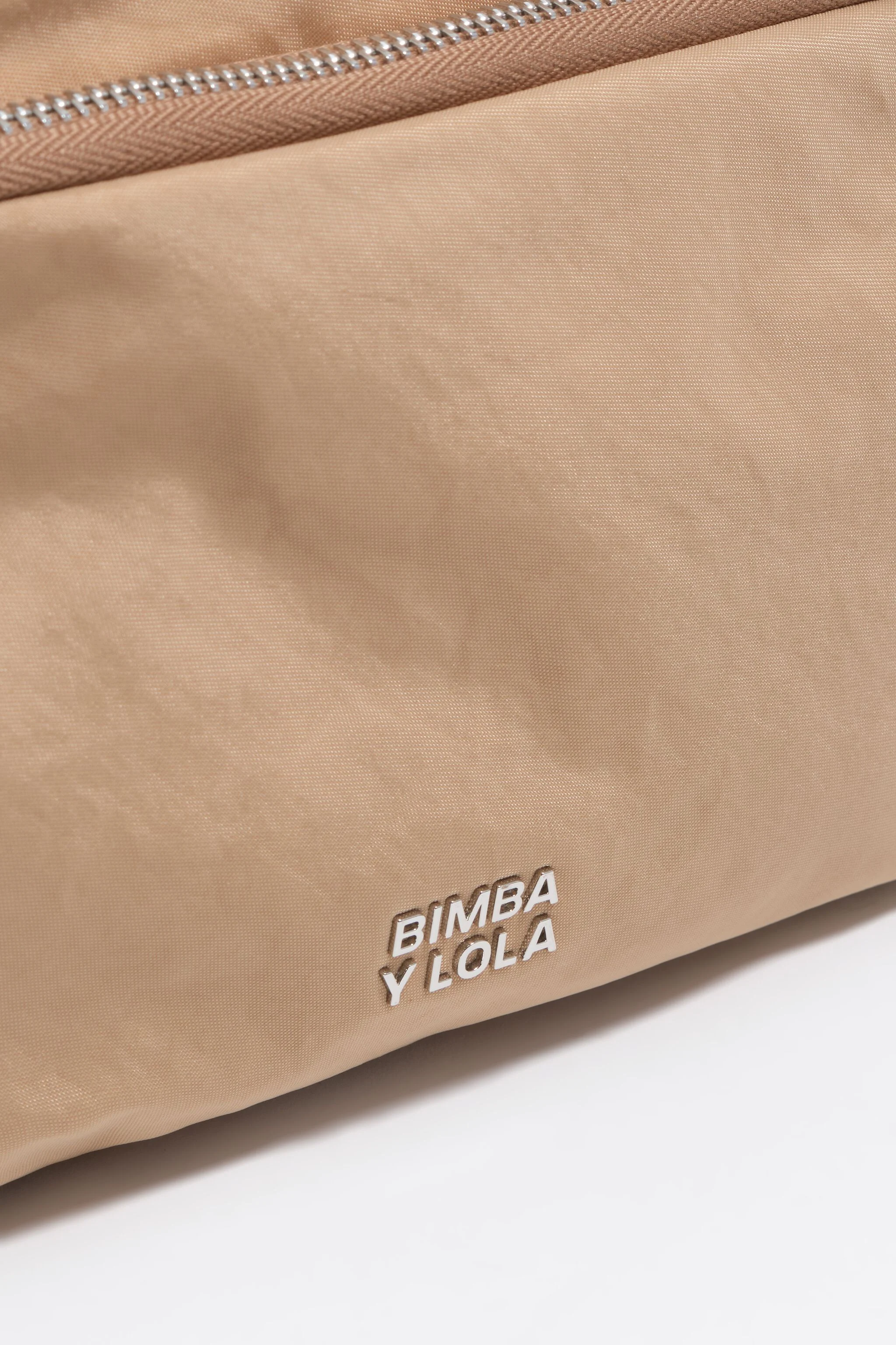 Bolsa transversal de bolso média na cor camelo
