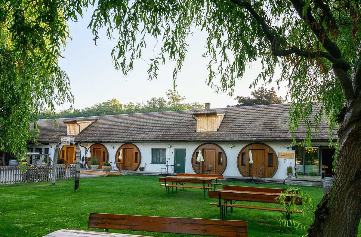 Übernachtung im Weinfass für 4 Deluxe mit Wellness Grub an der March