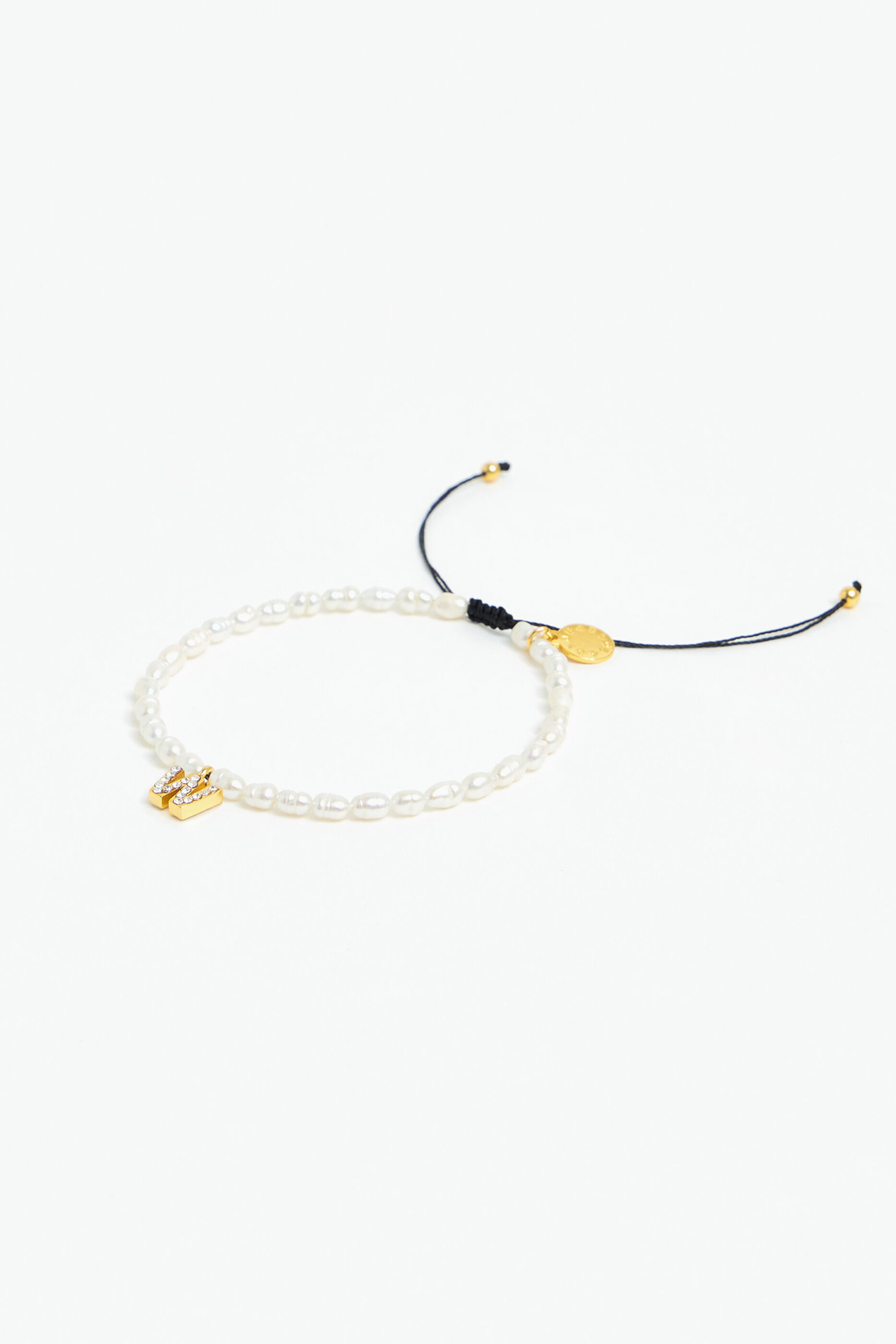 Pulseira de pérolas com a letra W