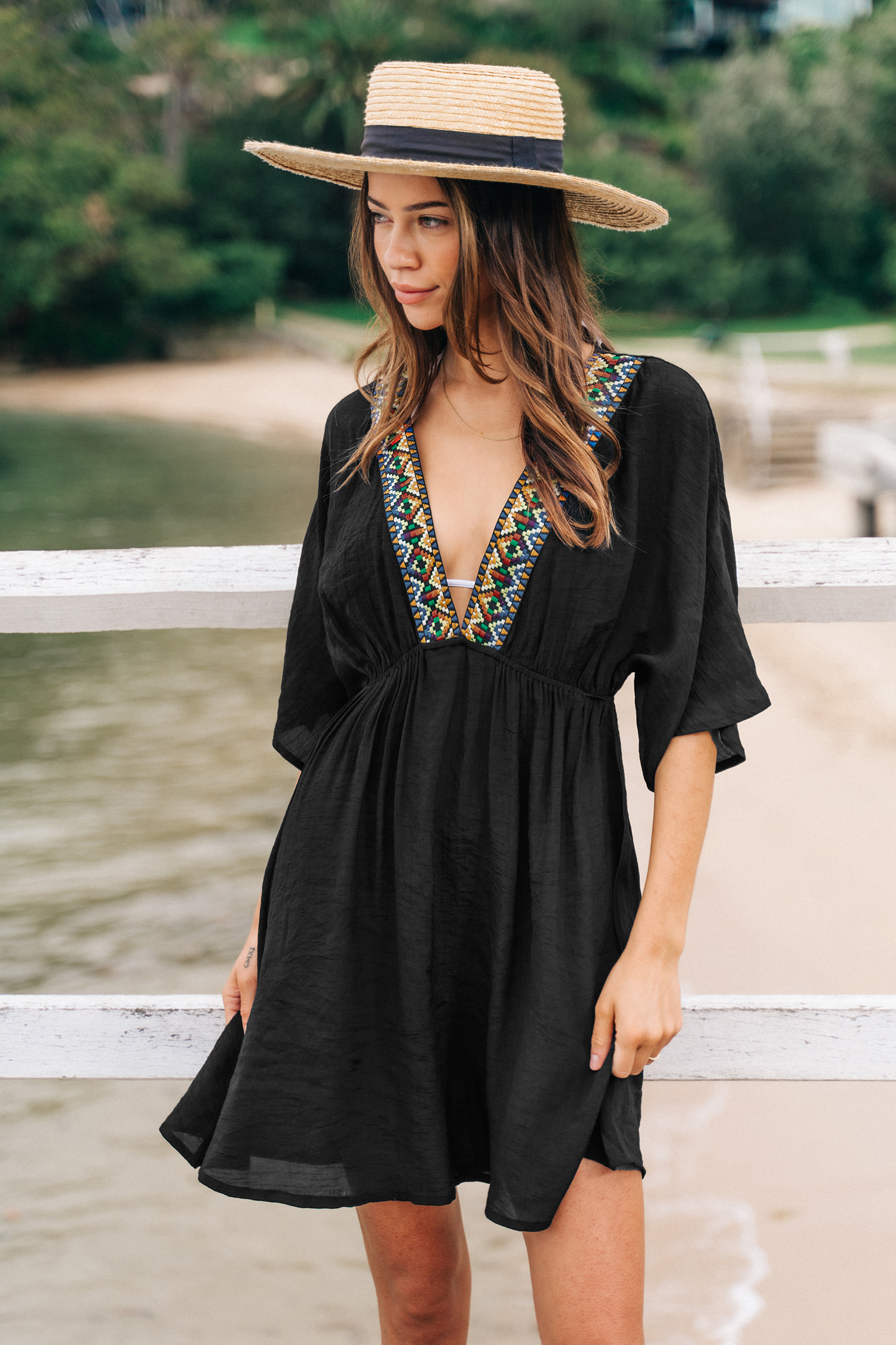 Robe cover up à col en V et broderie
