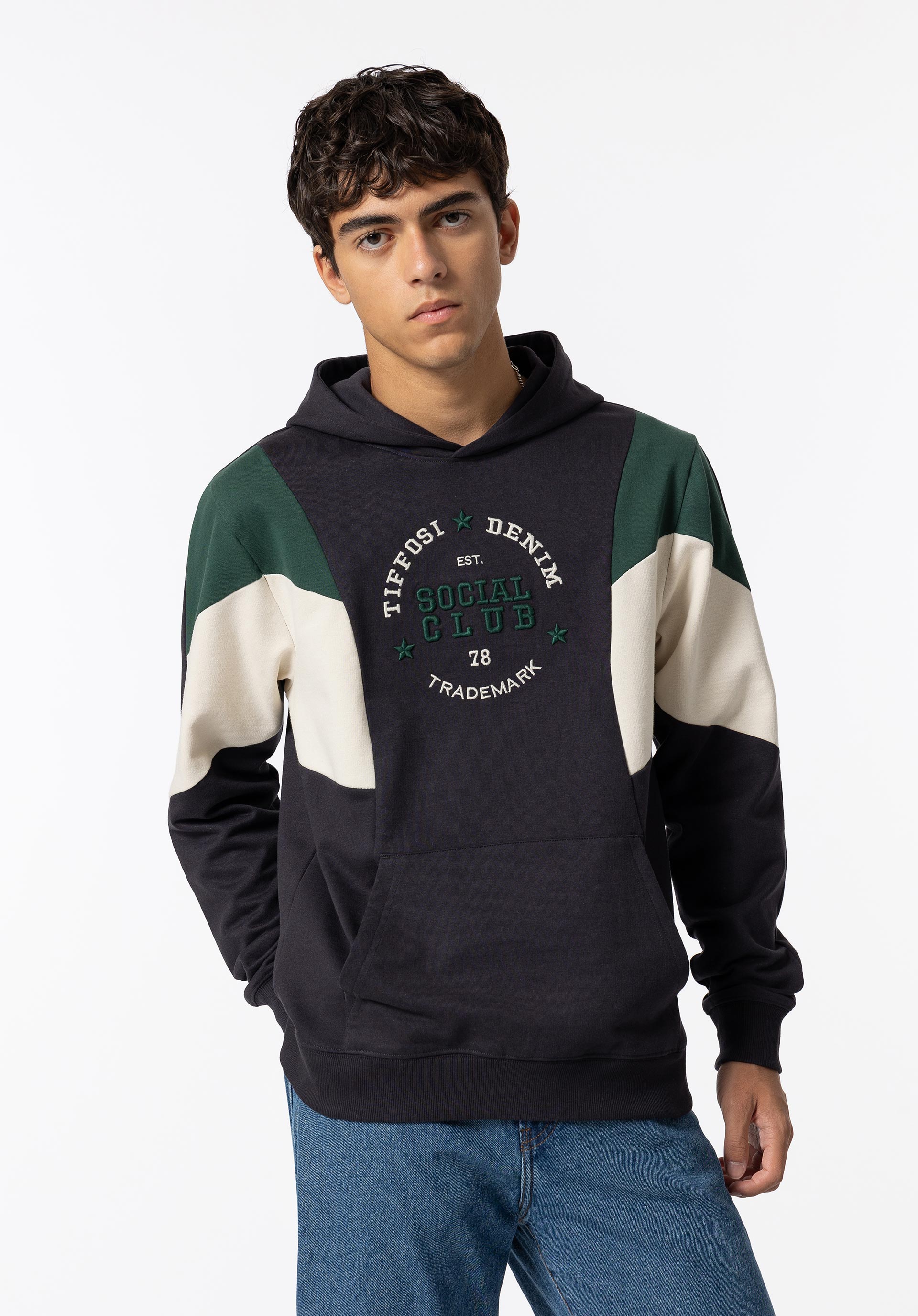 Hoodie Tricolor com Bordado Frontal