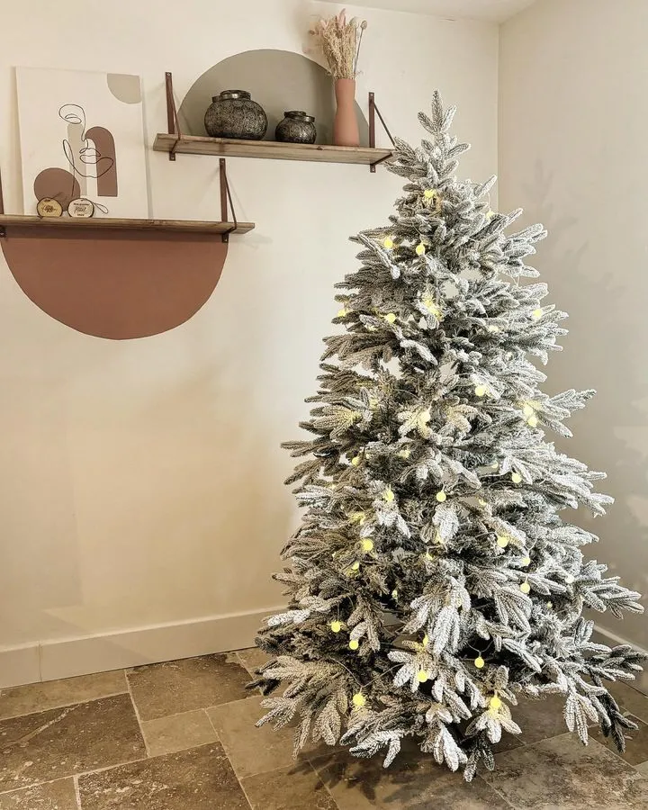 Besneeuwde kunstkerstboom BASSIE 180 cm Wit