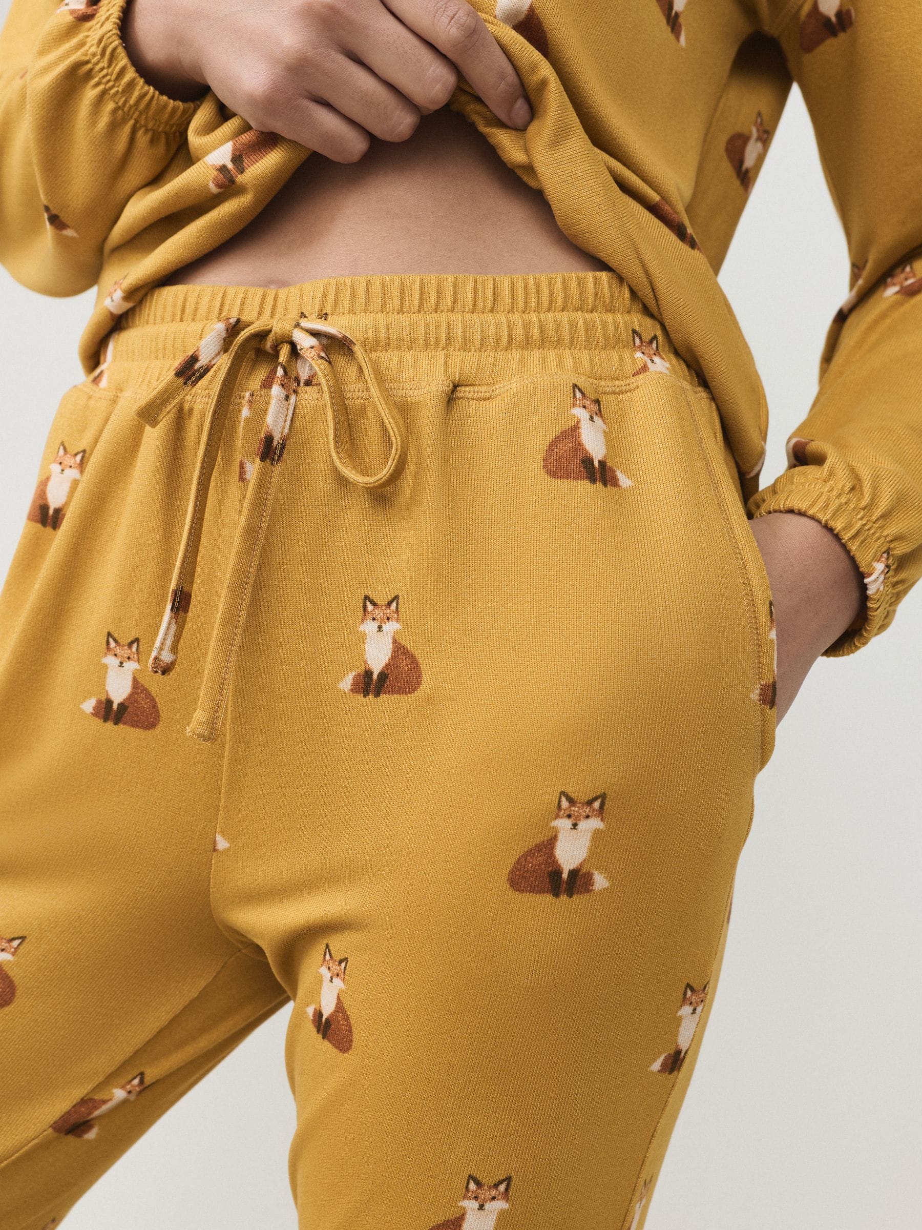 Okergeel met vos - Behaaglijke pyjama met lange mouwen