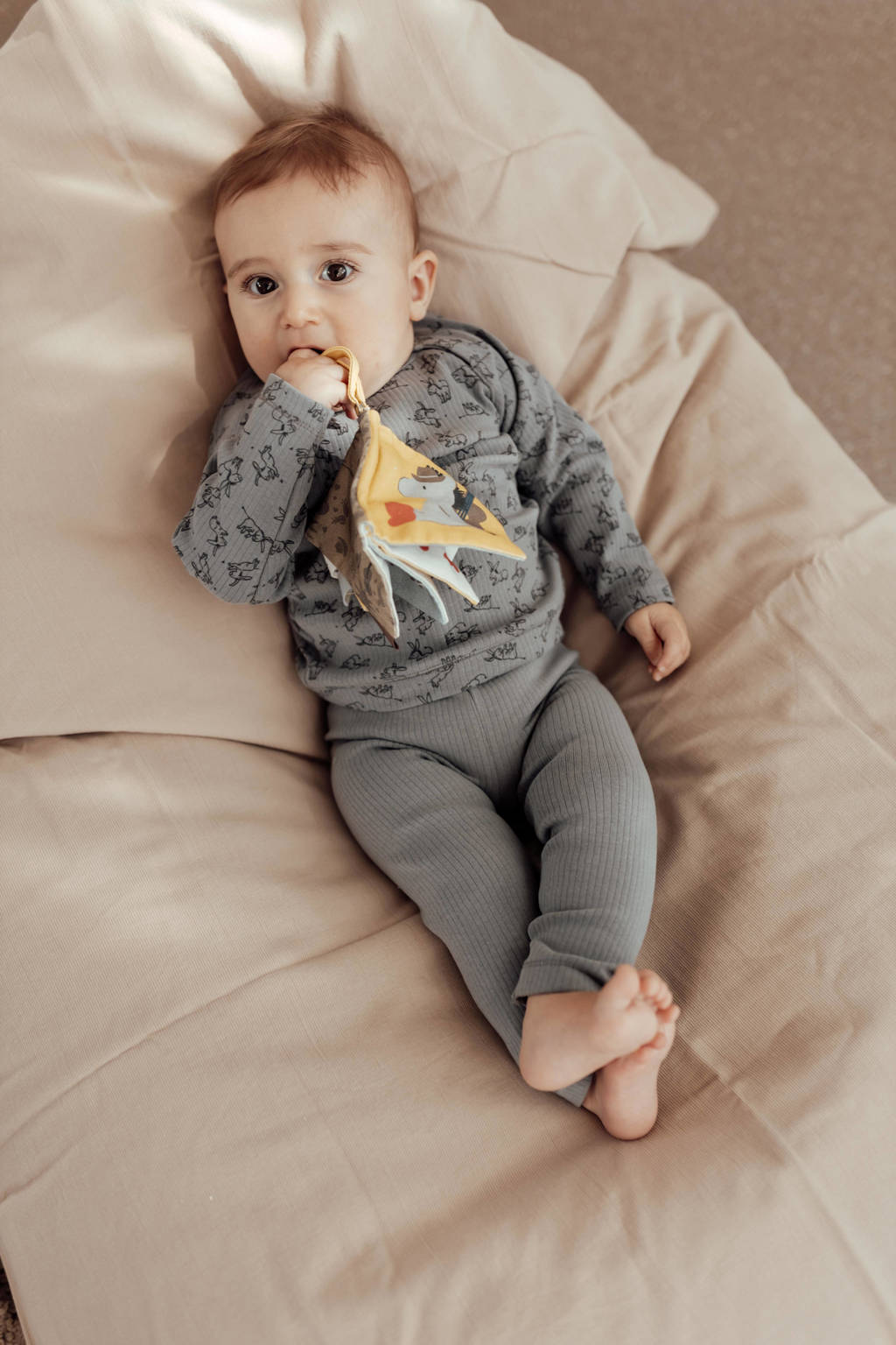 baby knisperboekje geel