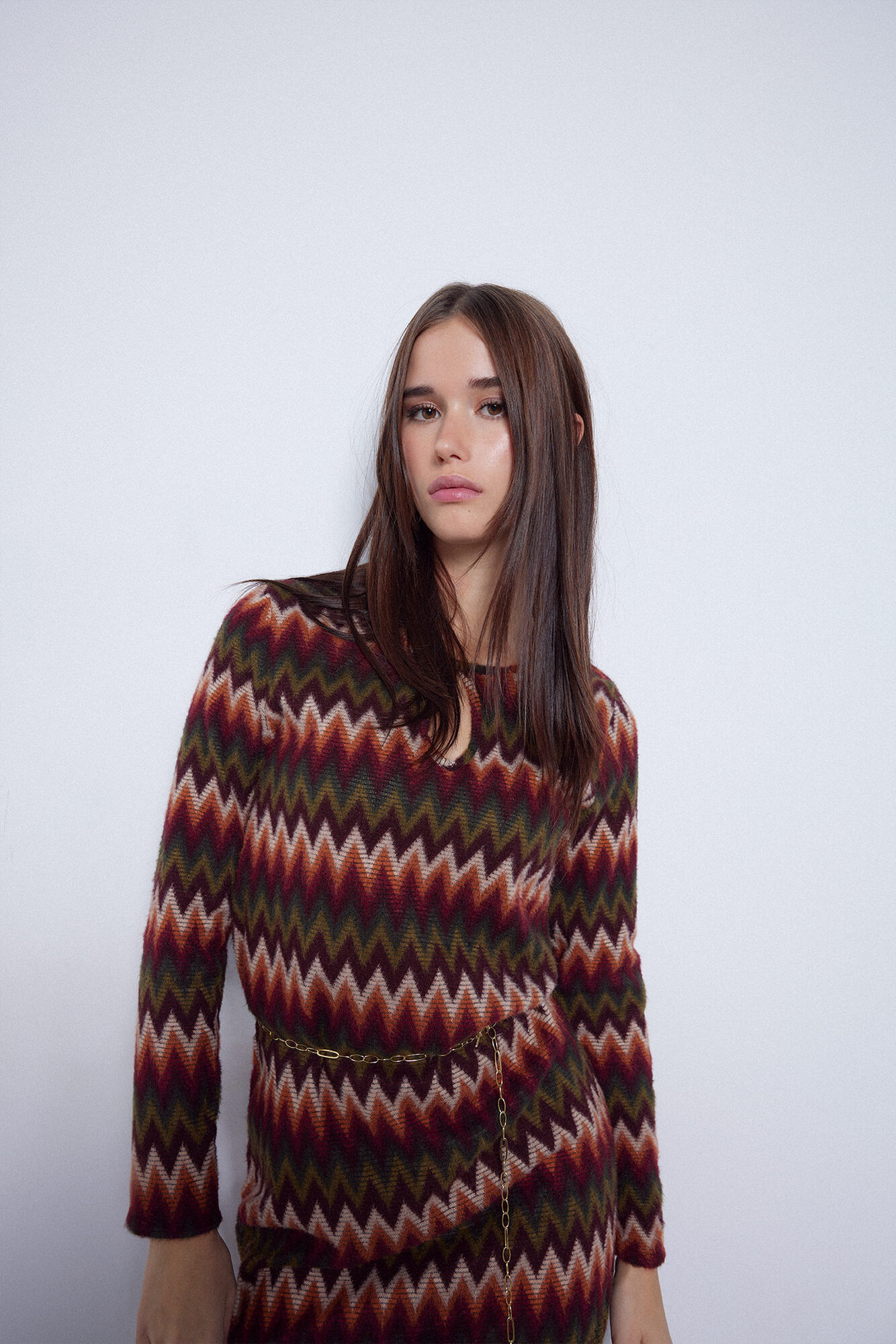 Vestido longo de mangas compridas com estampa tie-dye em ziguezague
