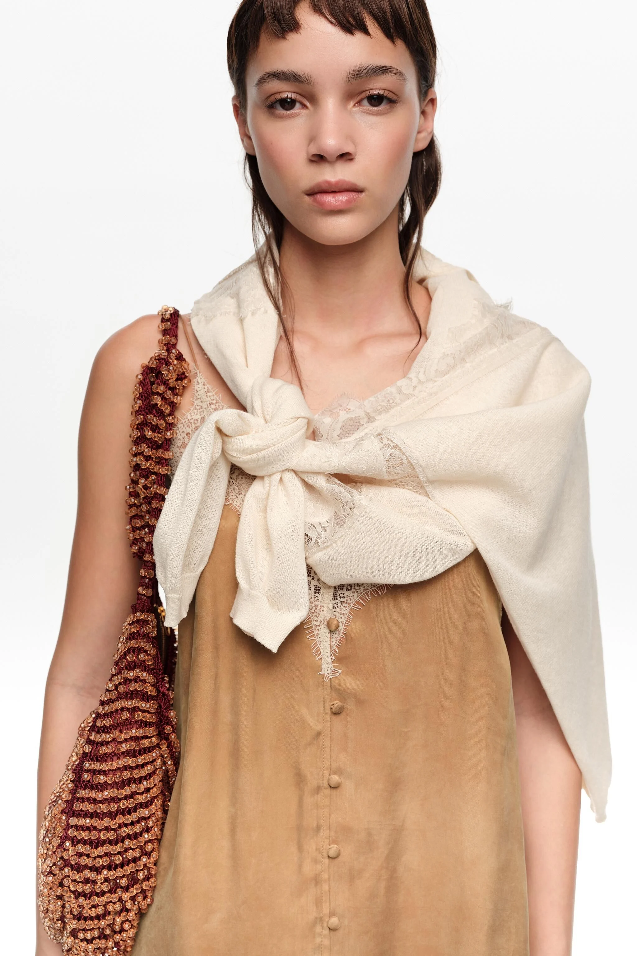 Vestido de alças cor caramelo com renda contrastante