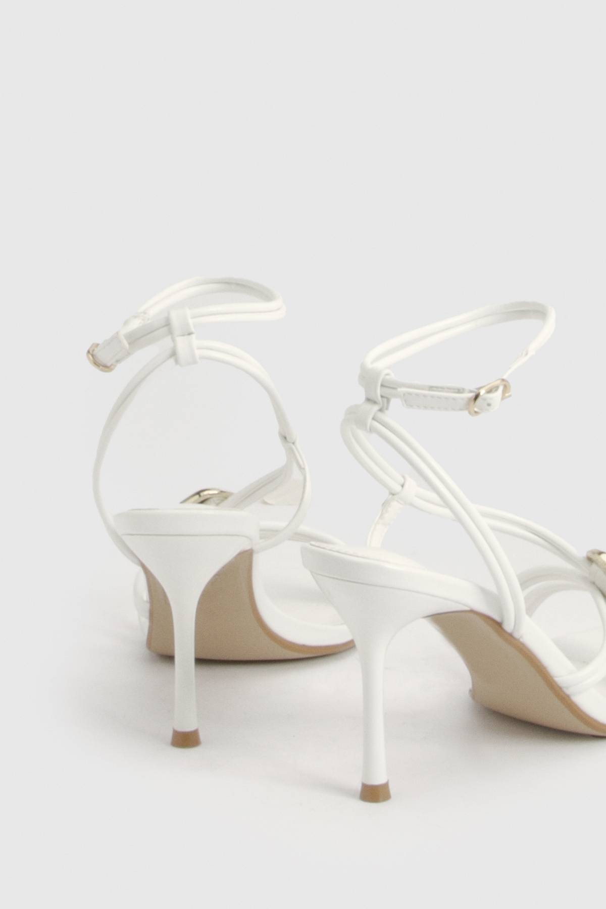 boohoo Escarpins À Brides Hauts Avec Détail De Quincaillerie Et Talon Aiguille