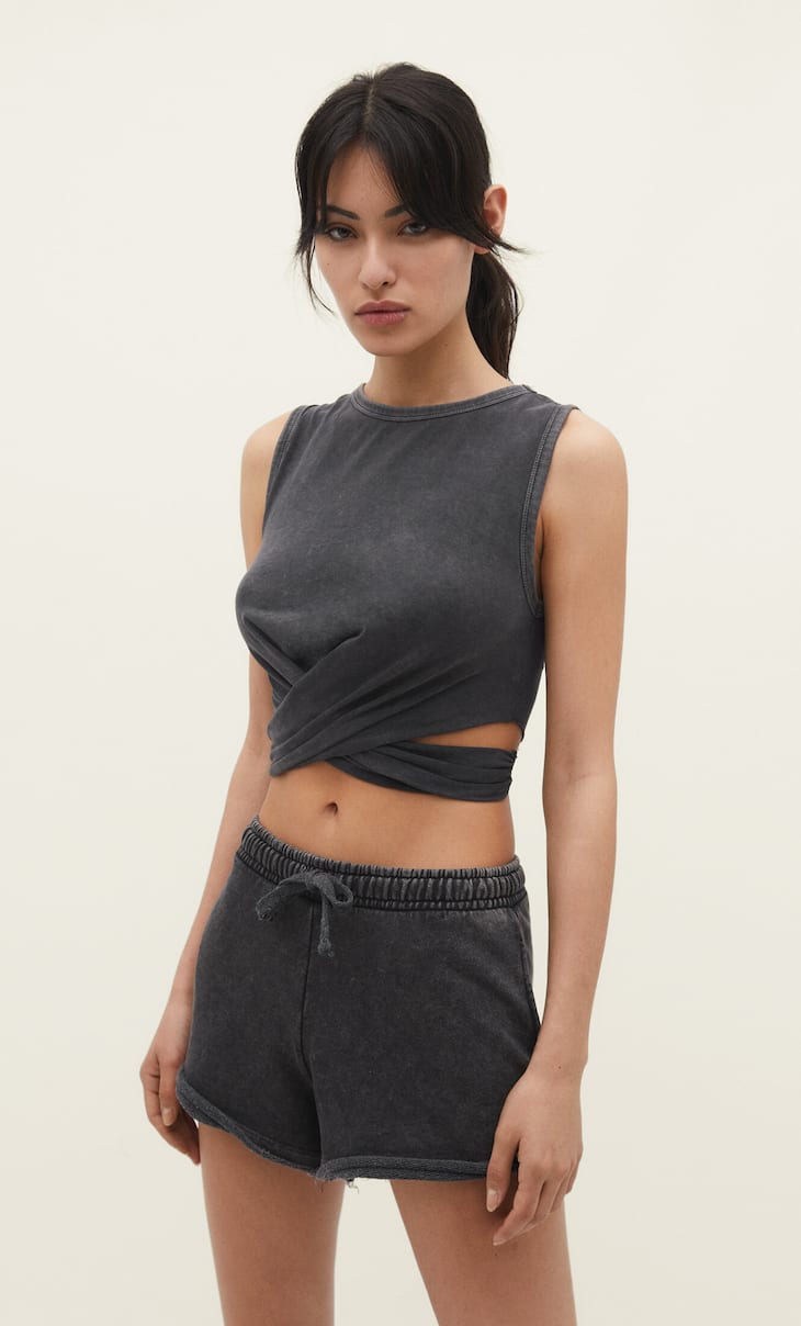 Top cropped cruzado desbotado