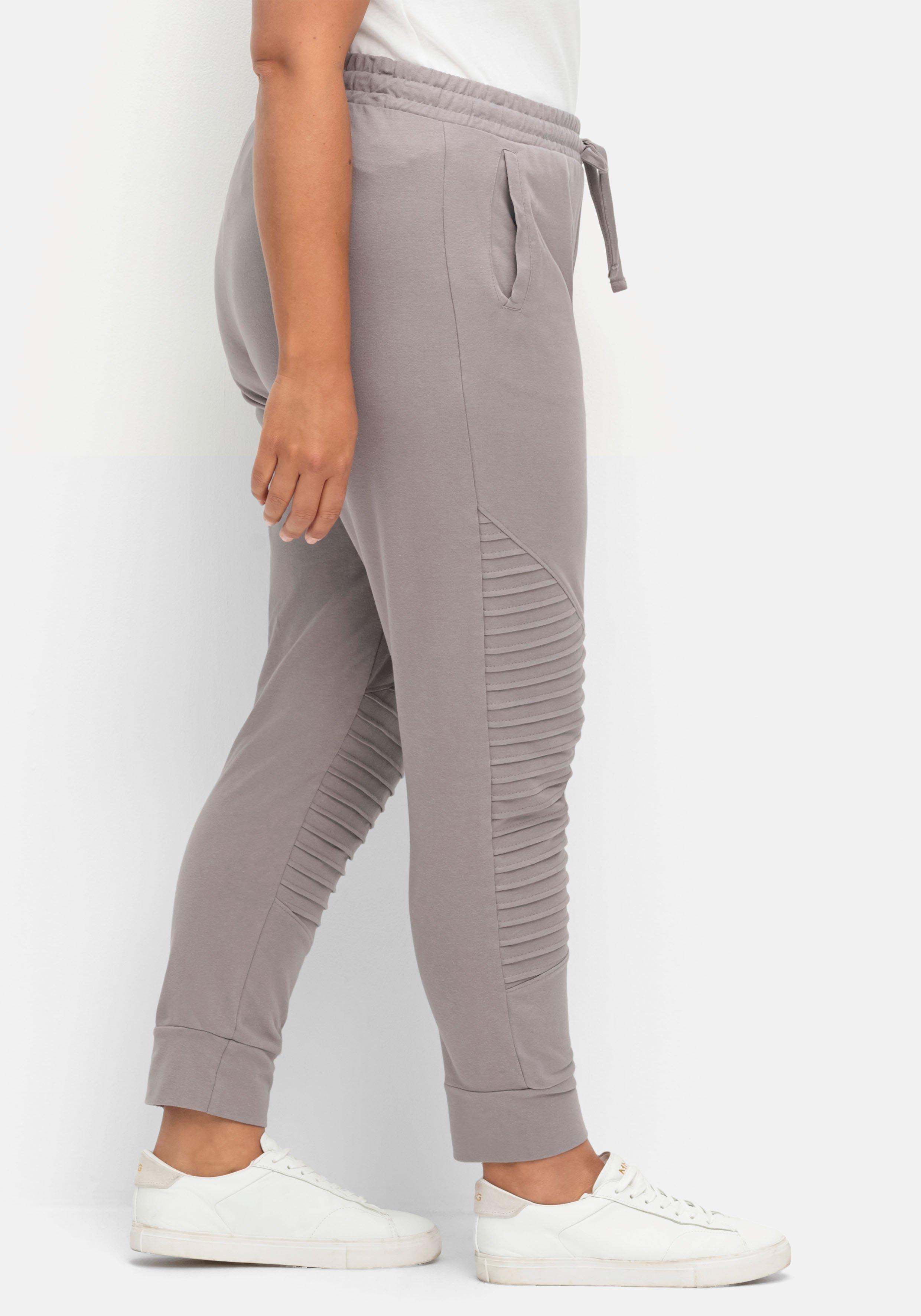 Schmale Joggpants mit Biesen