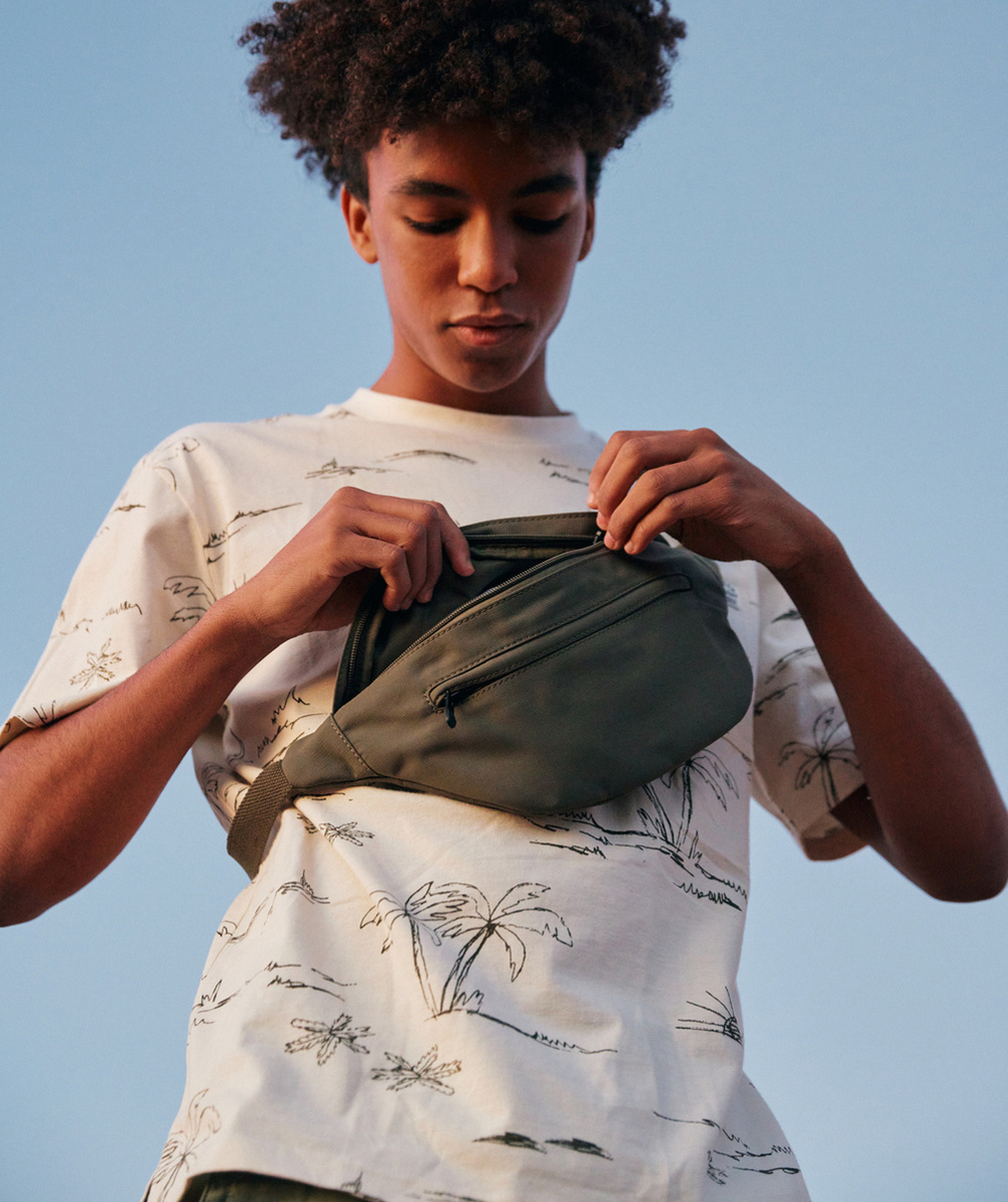 t-shirt manches courtes garçon en coton bio écru avec imprimé palmiers