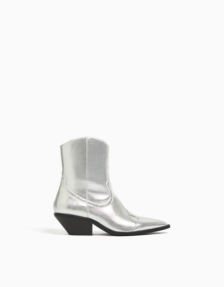 Botas de cano curto estilo cowboy com salto