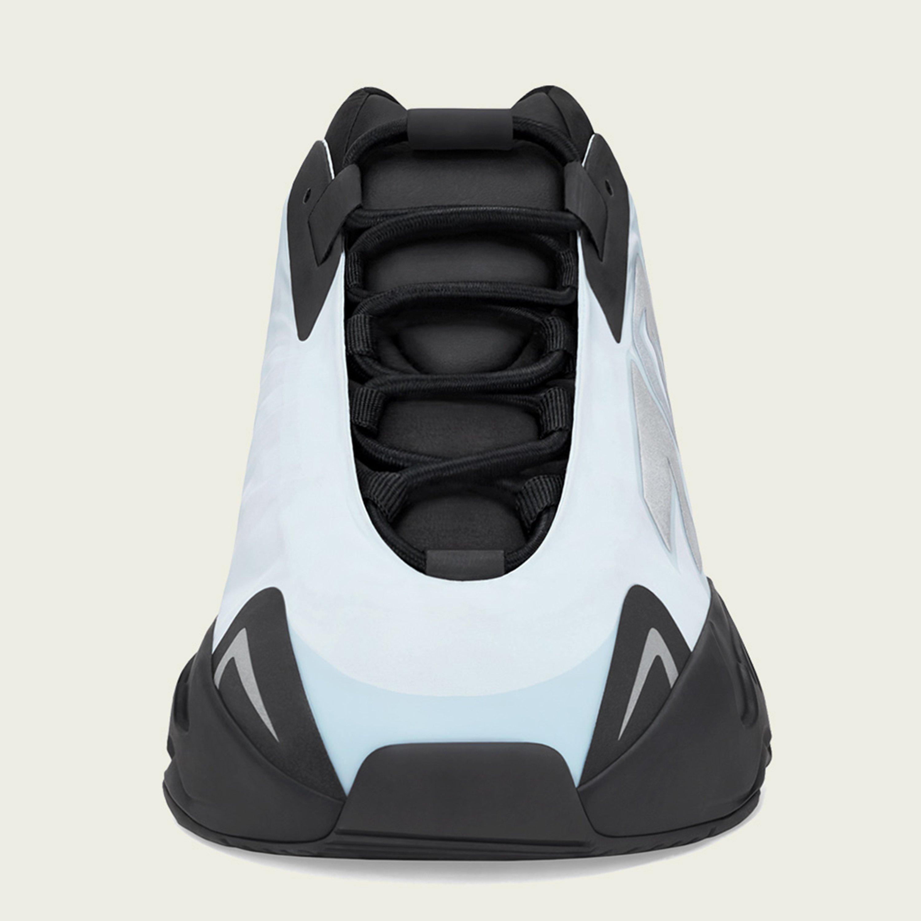 Yeezy Boost 700 MNVN Honeyflux