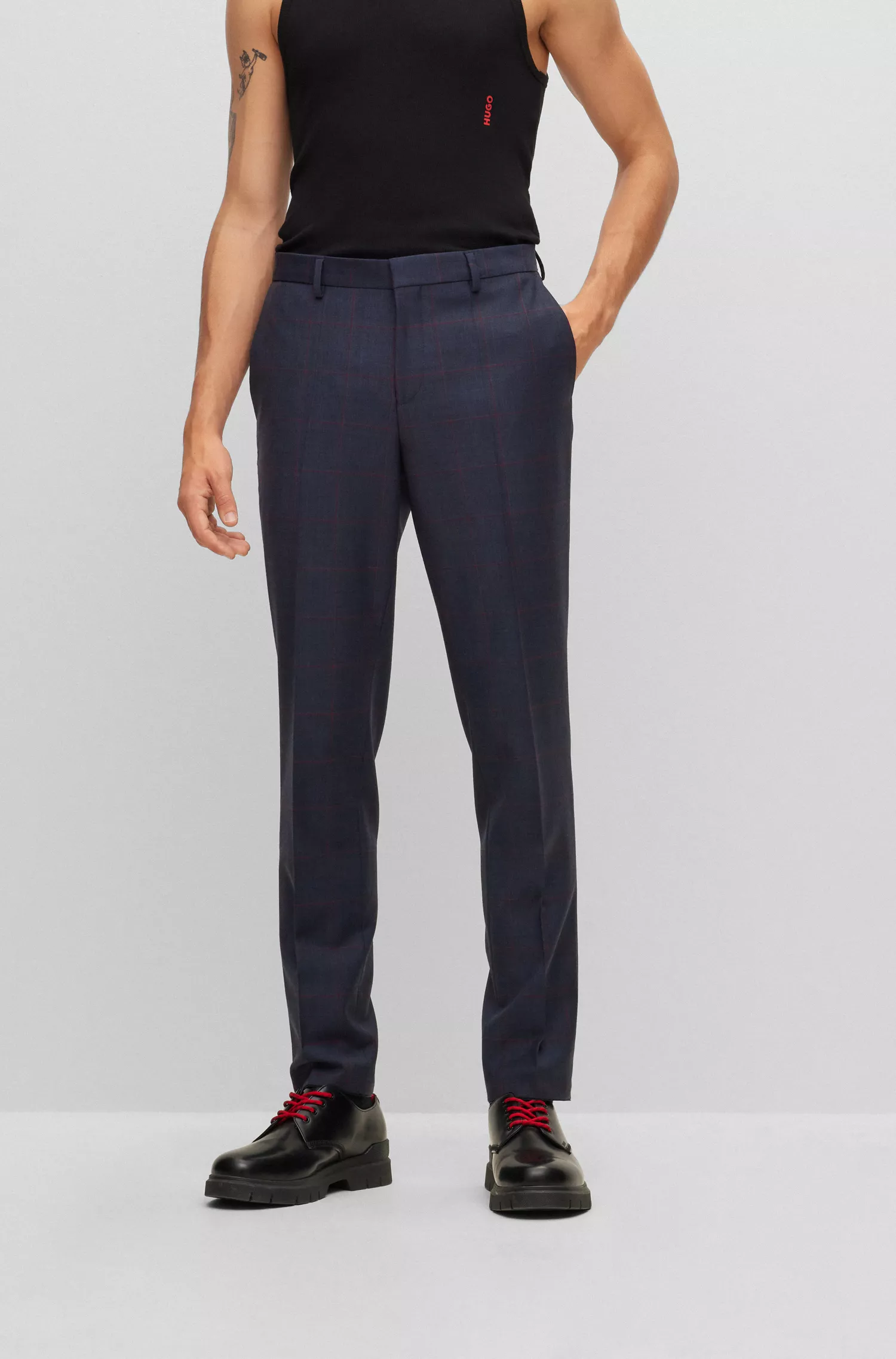 Terno slim fit xadrez vermelho HUGO em mistura de lã elástica.