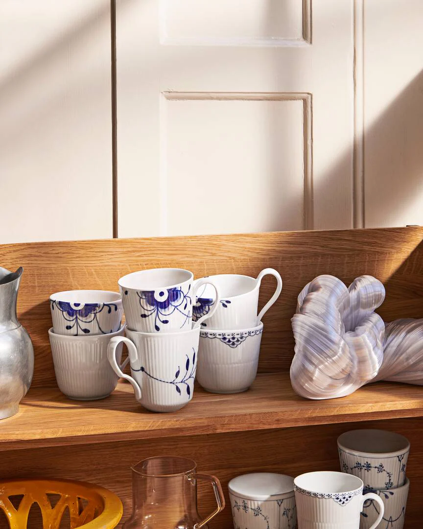 Royal Copenhagen  Hvid riflet højhankskop - 33 cl.