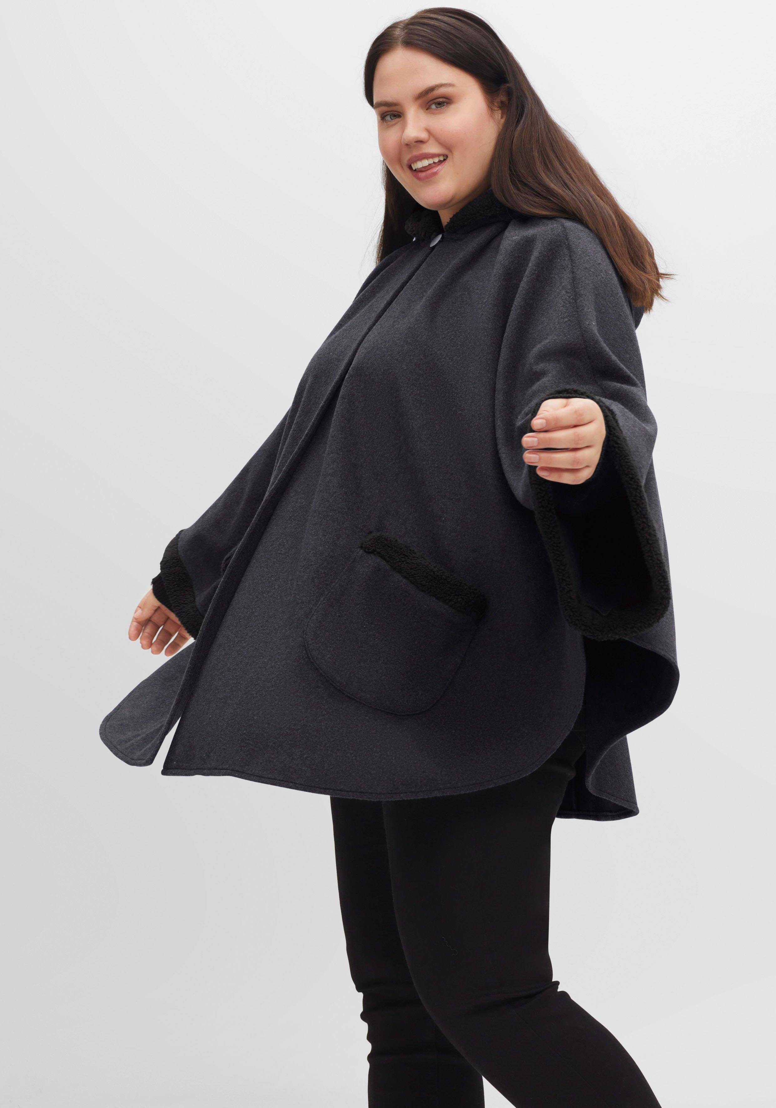 Cape mit Kapuze und Besatz aus Fellimitat