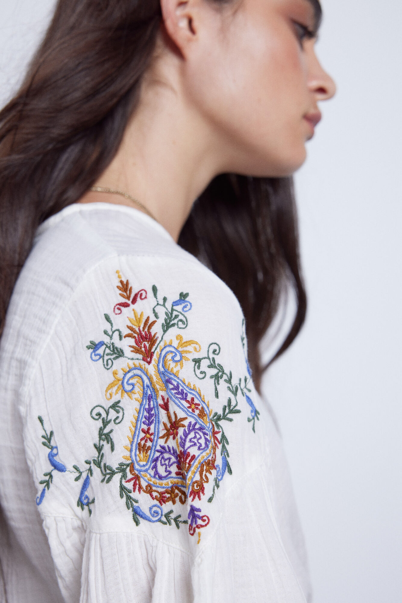 Blusa bordada com mangas compridas