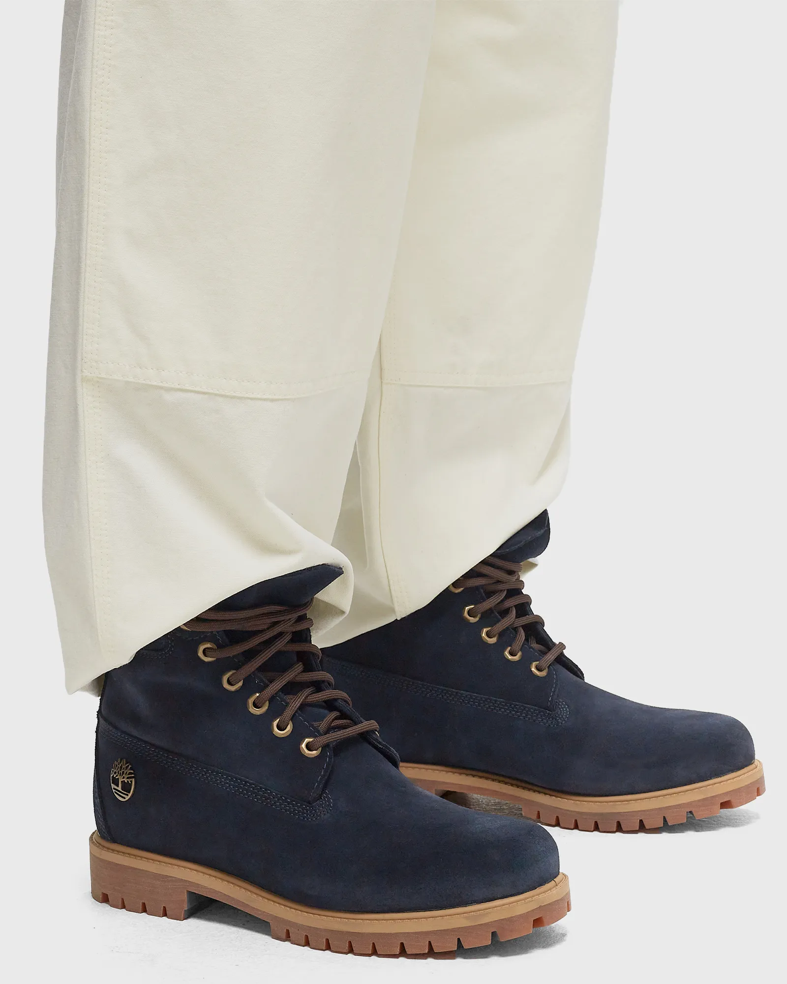 Bota Timberland Heritage de 15 cm com cadarço e acabamento impermeável.