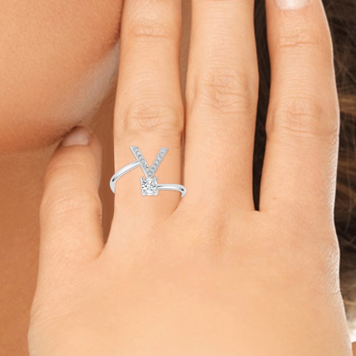 Bague lettre V ajustable SC Crystal ornée de Zirconium