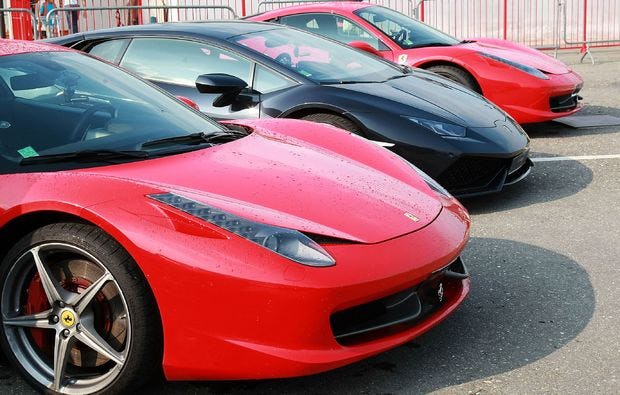 Ferrari fahren auf der Rennstrecke bei Turin als Geschenkidee