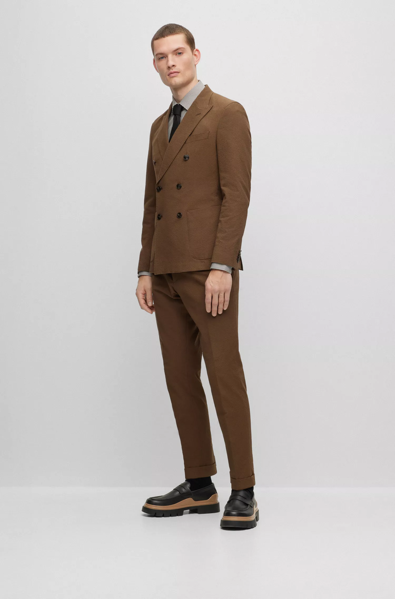 Terno BOSS preto slim-fit em algodão seersucker com elastano