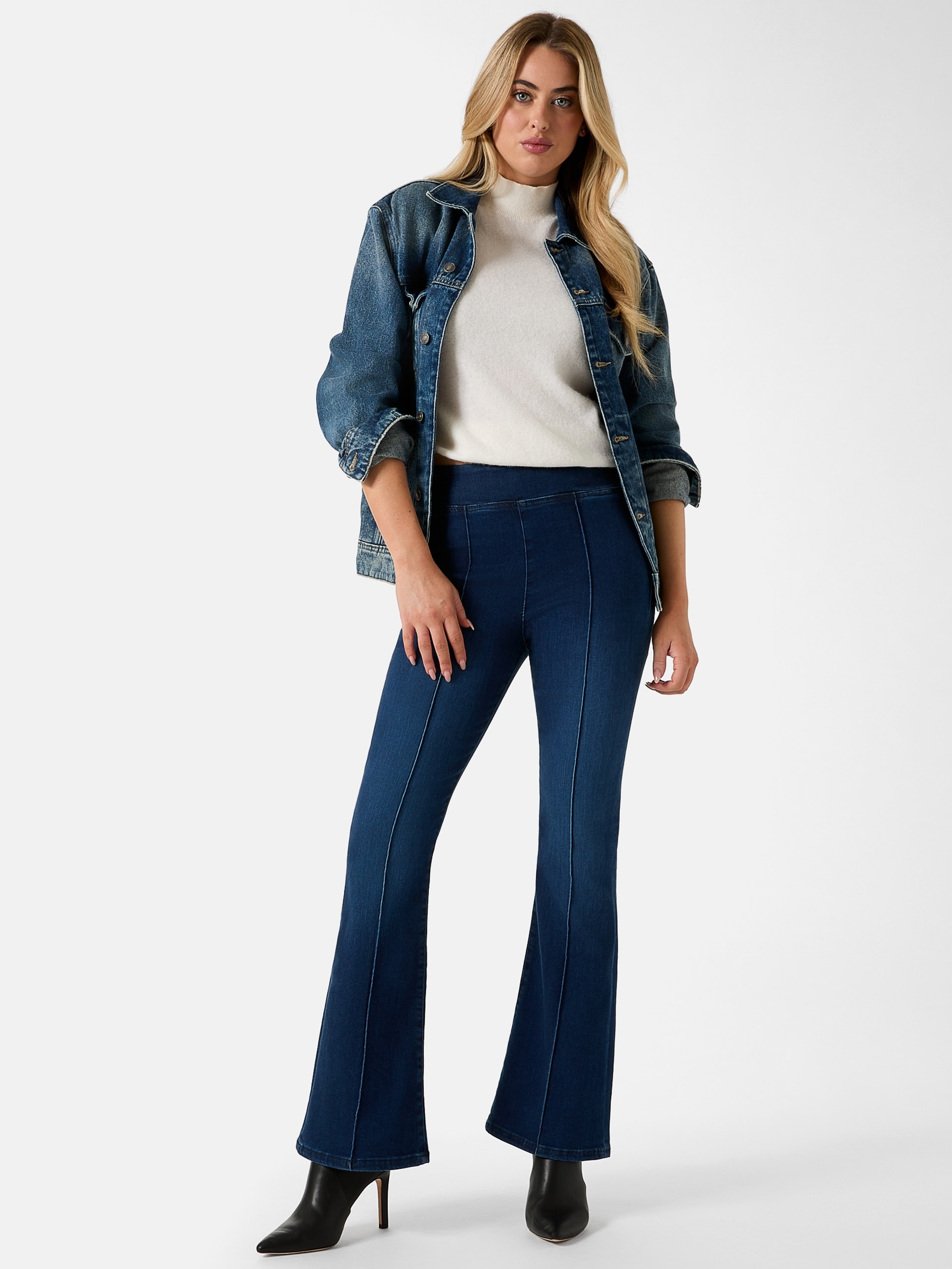 Calça jeans flare ecológica e sexy
