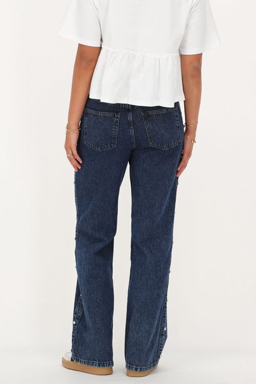 Donkerblauwe jeans met studs aan de zijkant